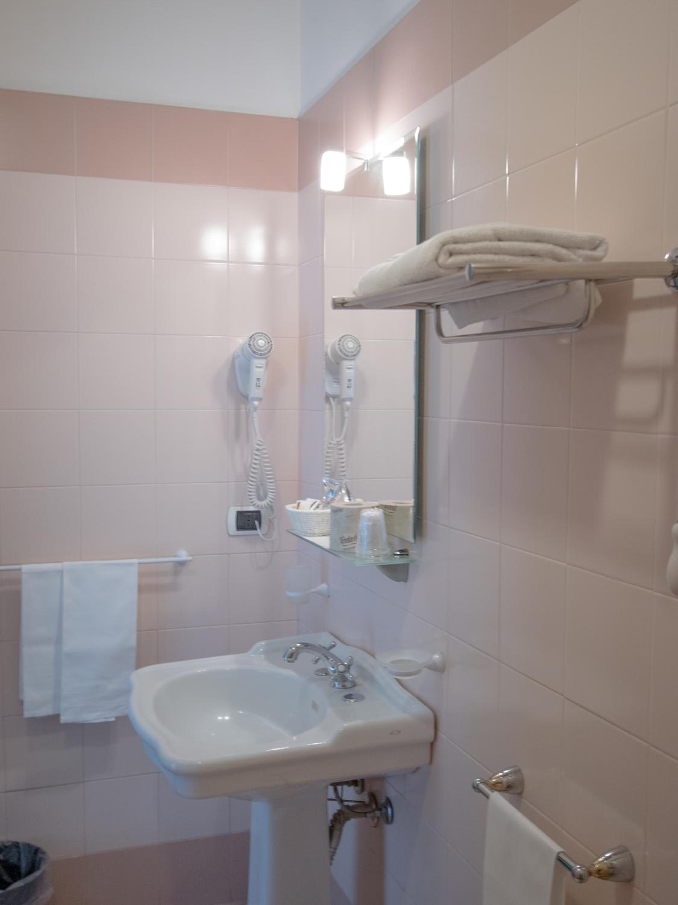 Double or Twin Room with Balcony - Photo 4