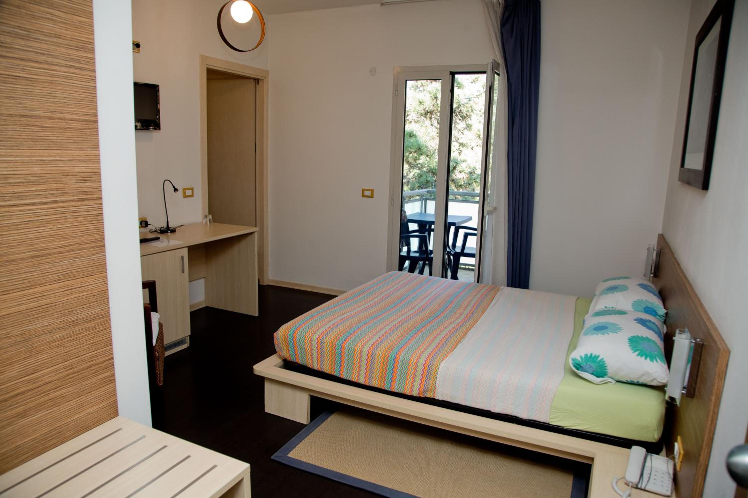 Double Room with Balcony - Photo 23