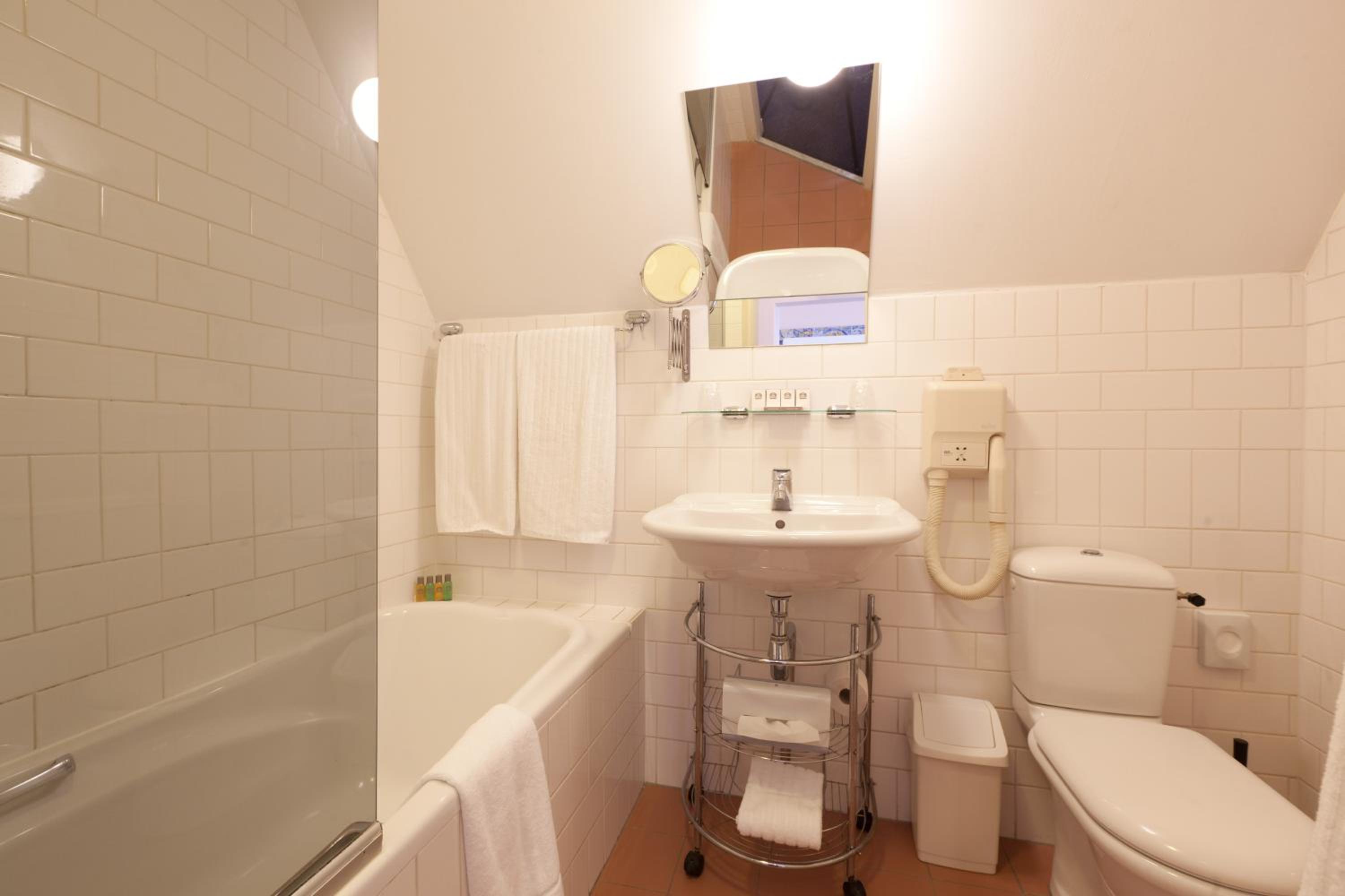 Deluxe Double Or Twin Room - Photo 8