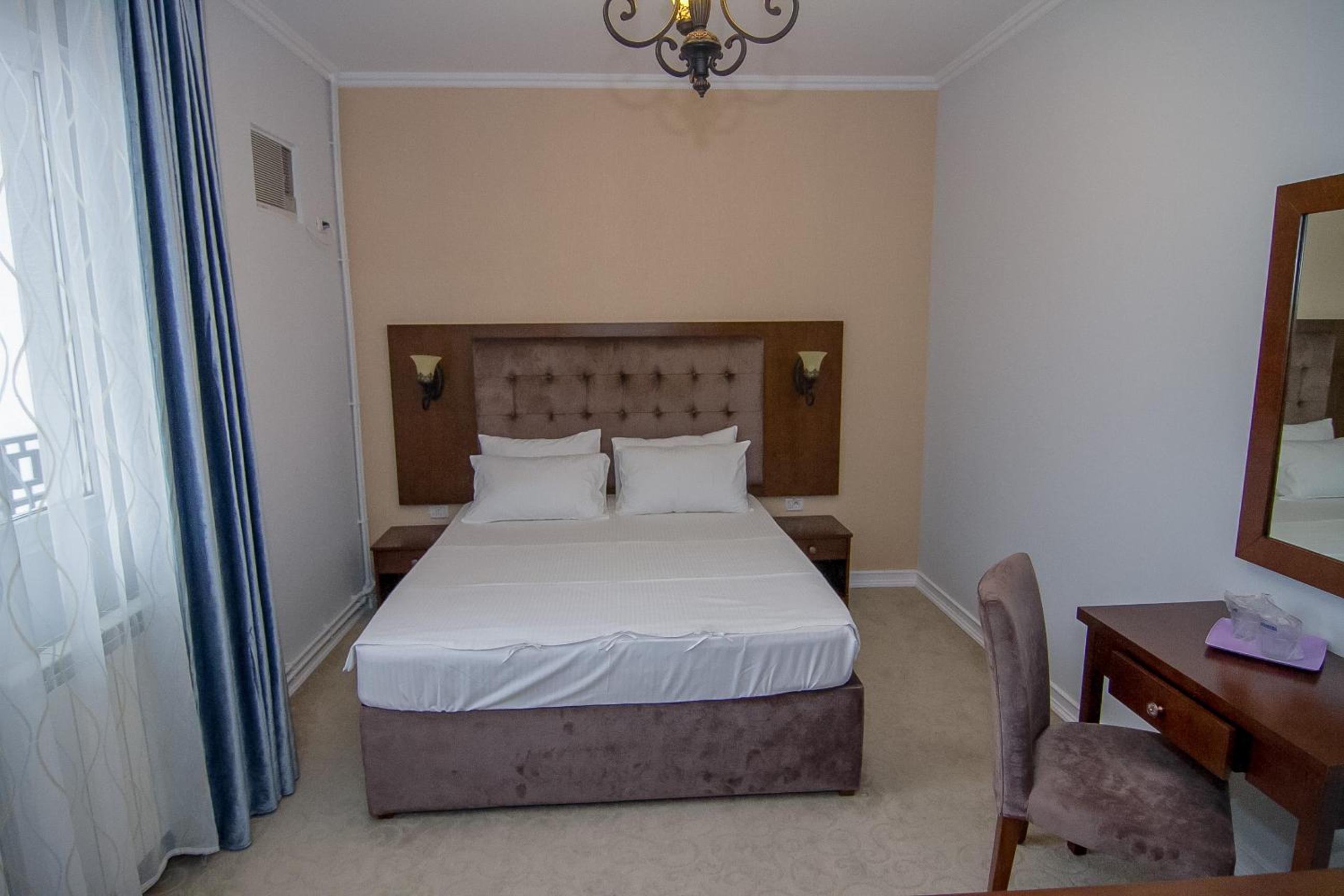 Queen Room with Balcony photo 1