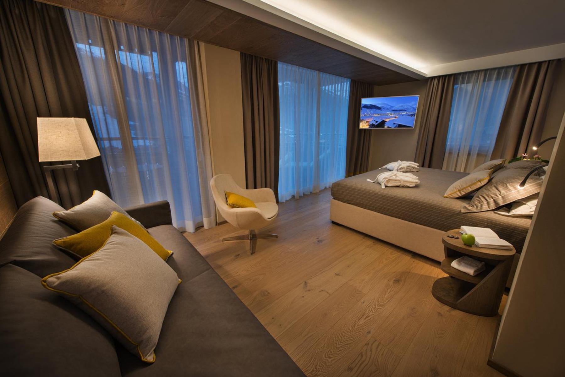 Suite with Hot Tub - Photo 2