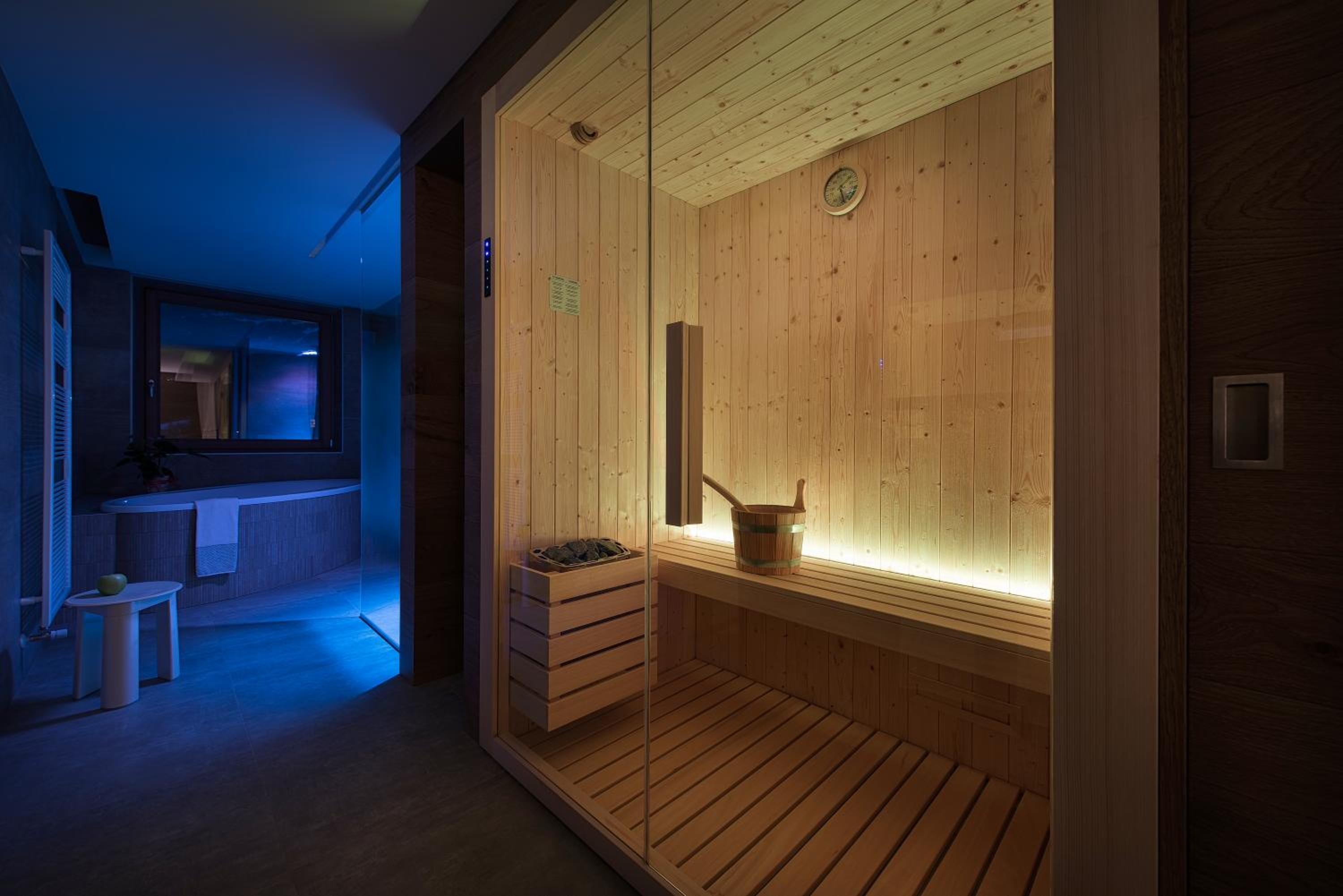 Suite with Hot Tub - Photo 4