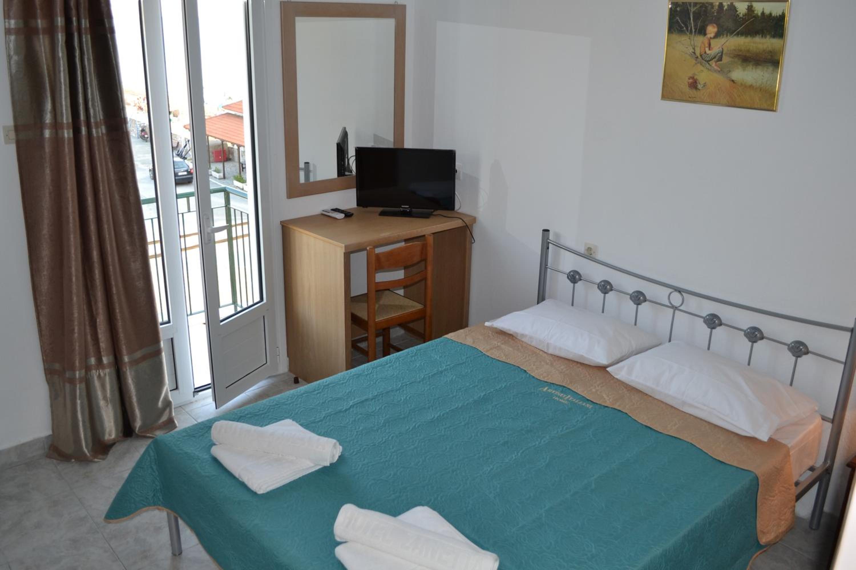 Double Room with Balcony and Sea View - Photo 8