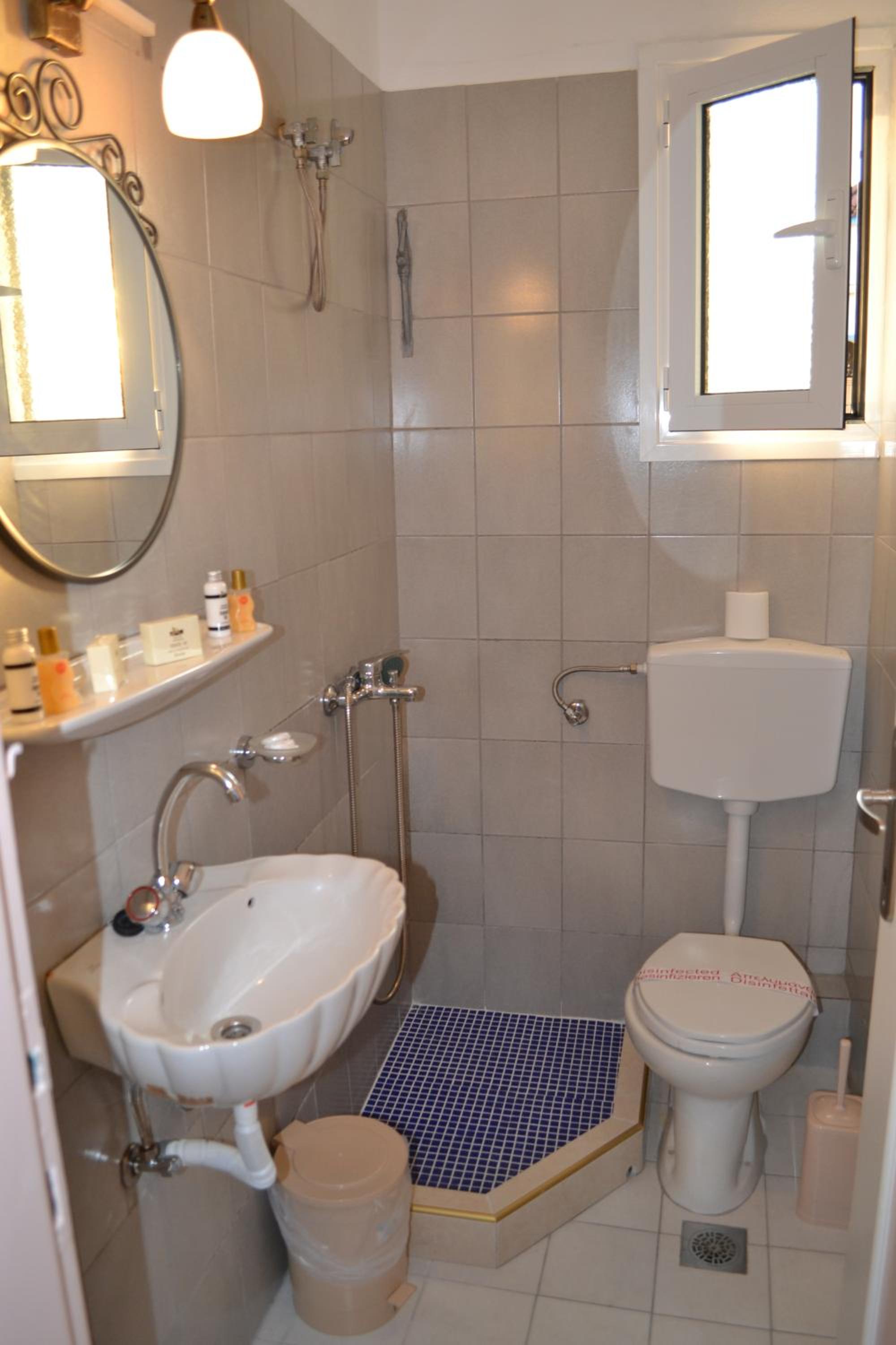 Twin Room - Photo 3