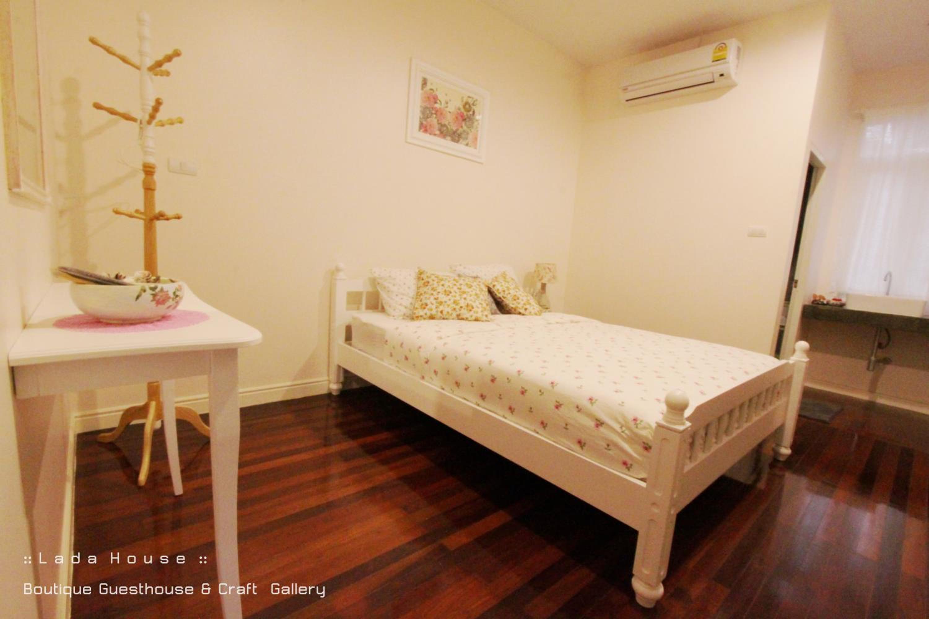 Standard Queen Room photo 3