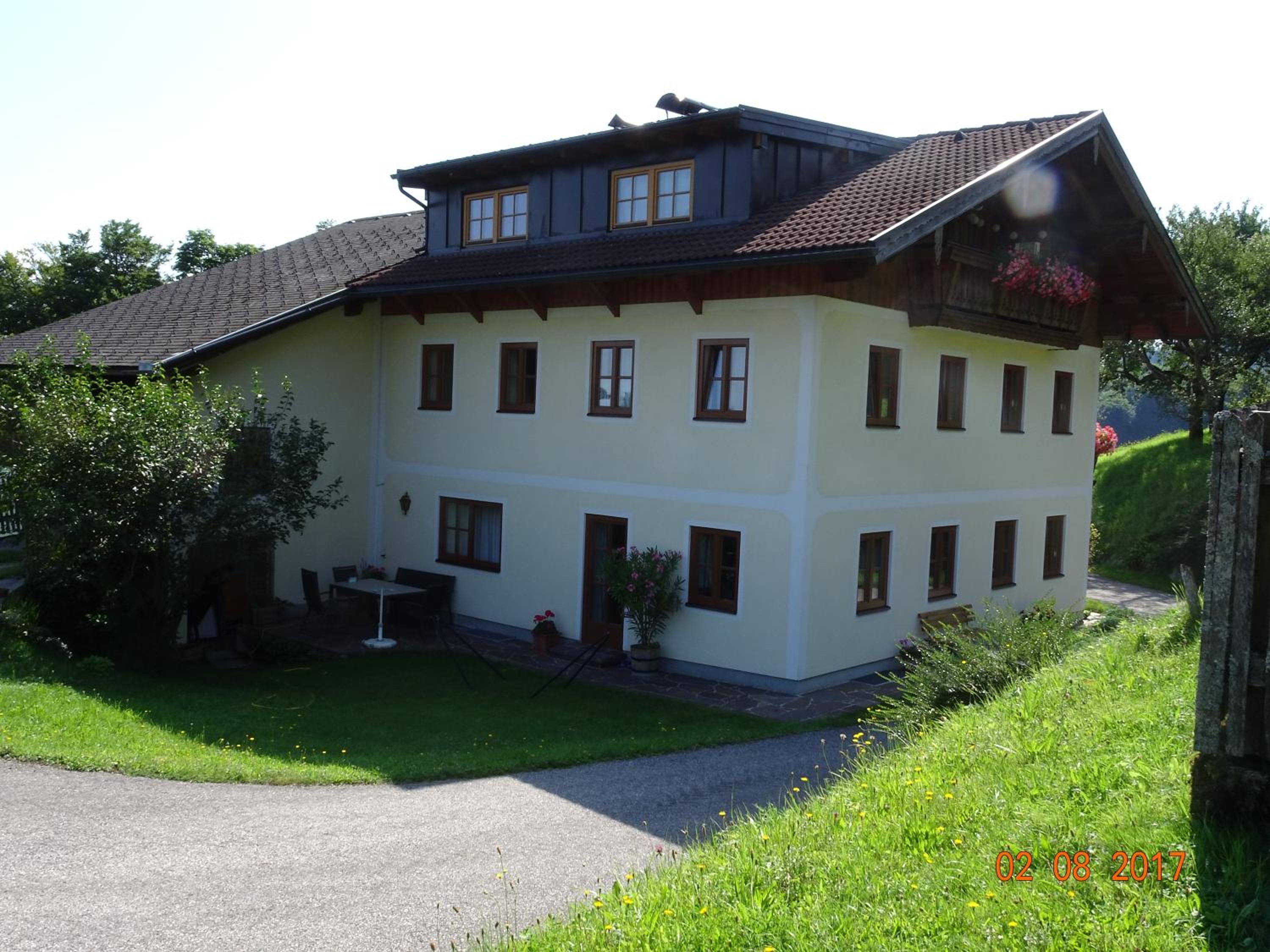 One-Bedroom Apartment with Balcony and Mountain View   photo 3