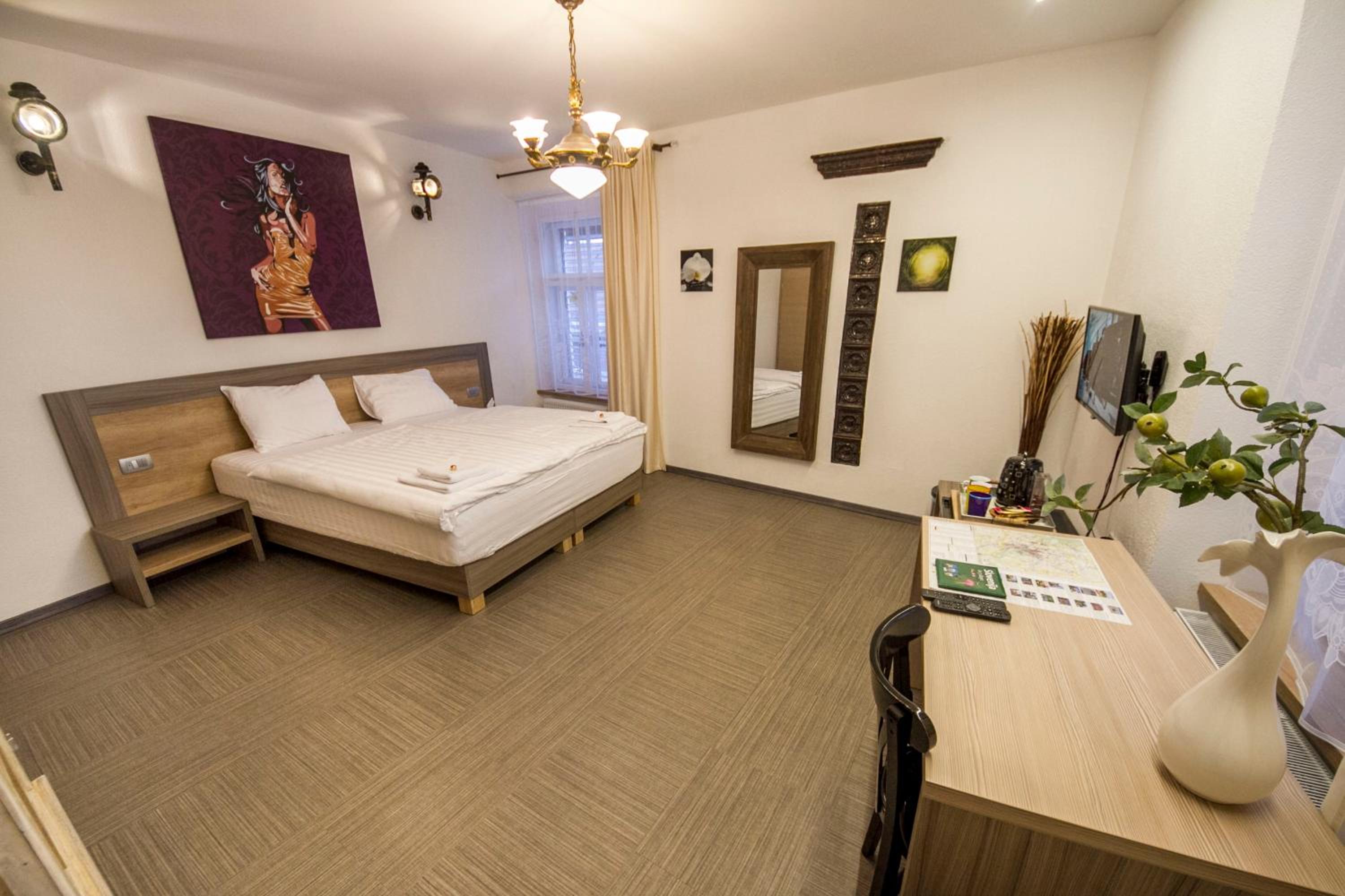 Comfort Double Room with Private Bathroom photo 2