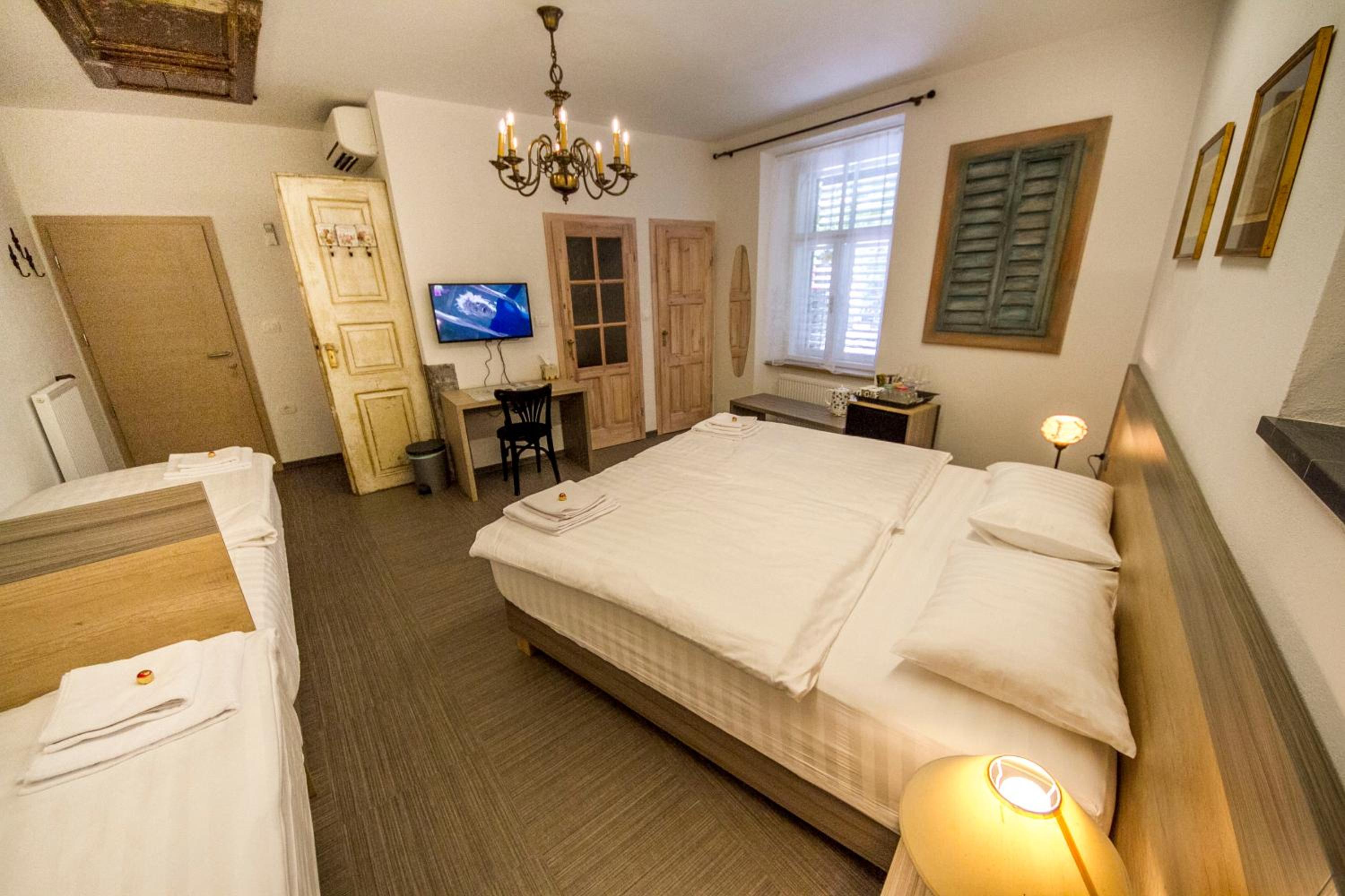 Quadruple Room with Private Bathroom photo 1