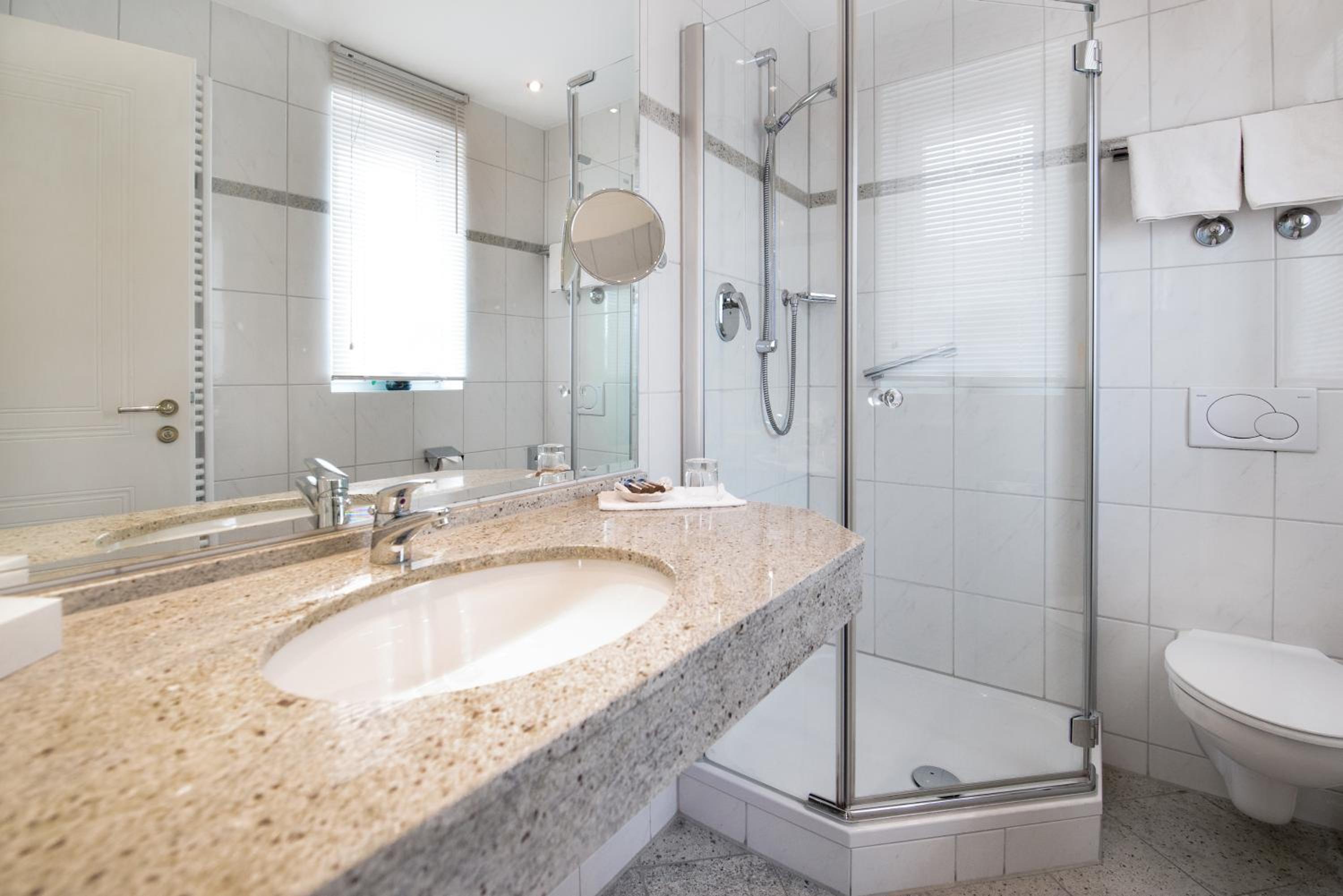 Double Room with Spa Bath photo 3