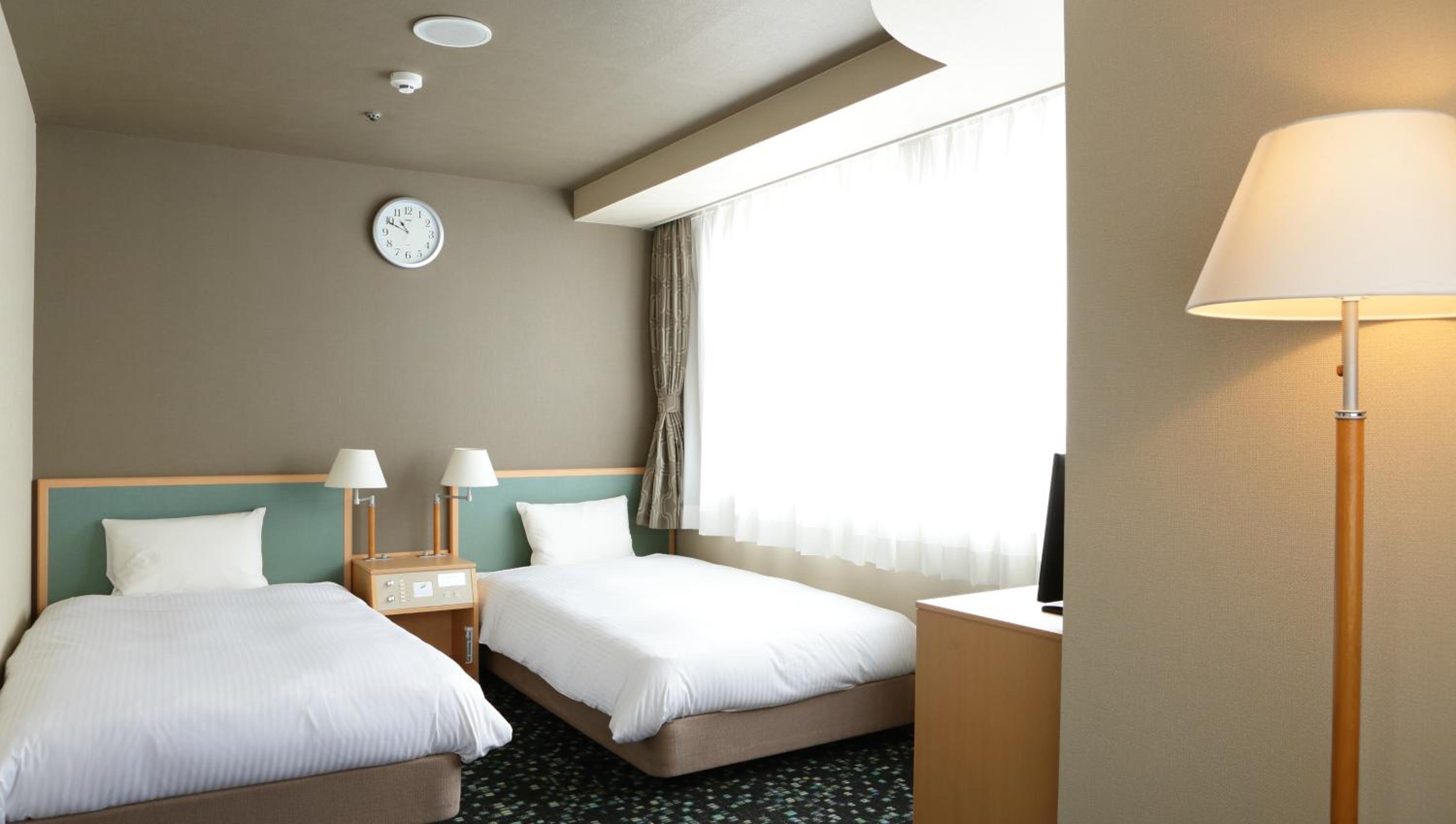 Twin Room - Non-Smoking - Photo 2