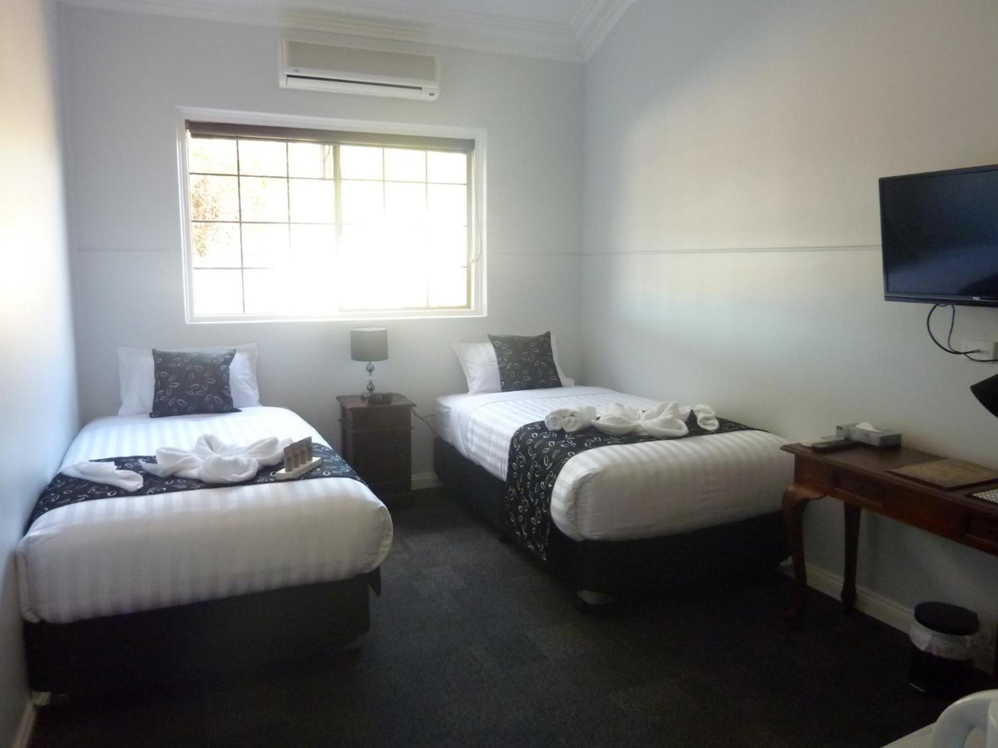 Standard Twin Room with Shared Bathroom photo 3