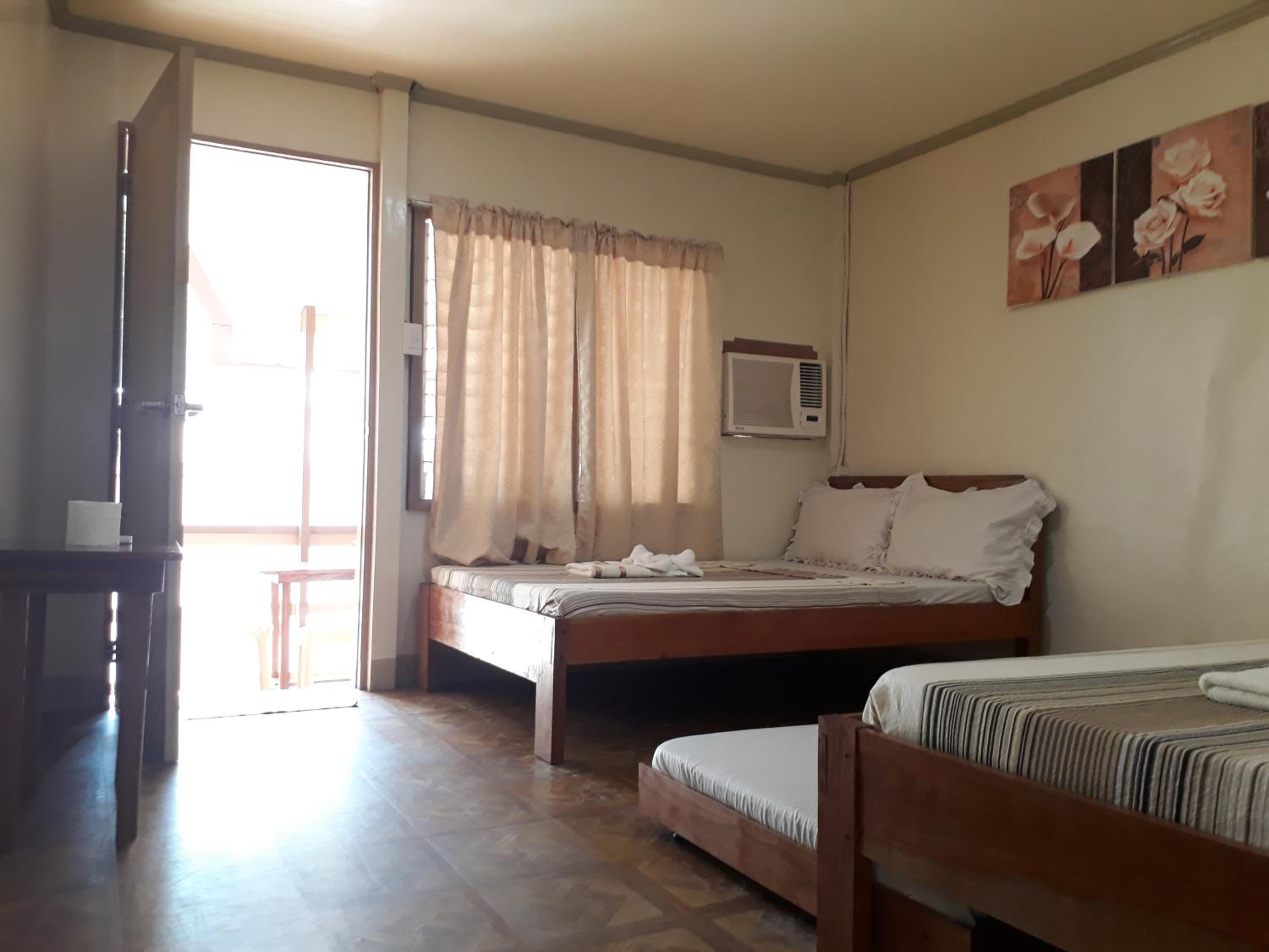 Quadruple Room with Private Bathroom - Photo 5