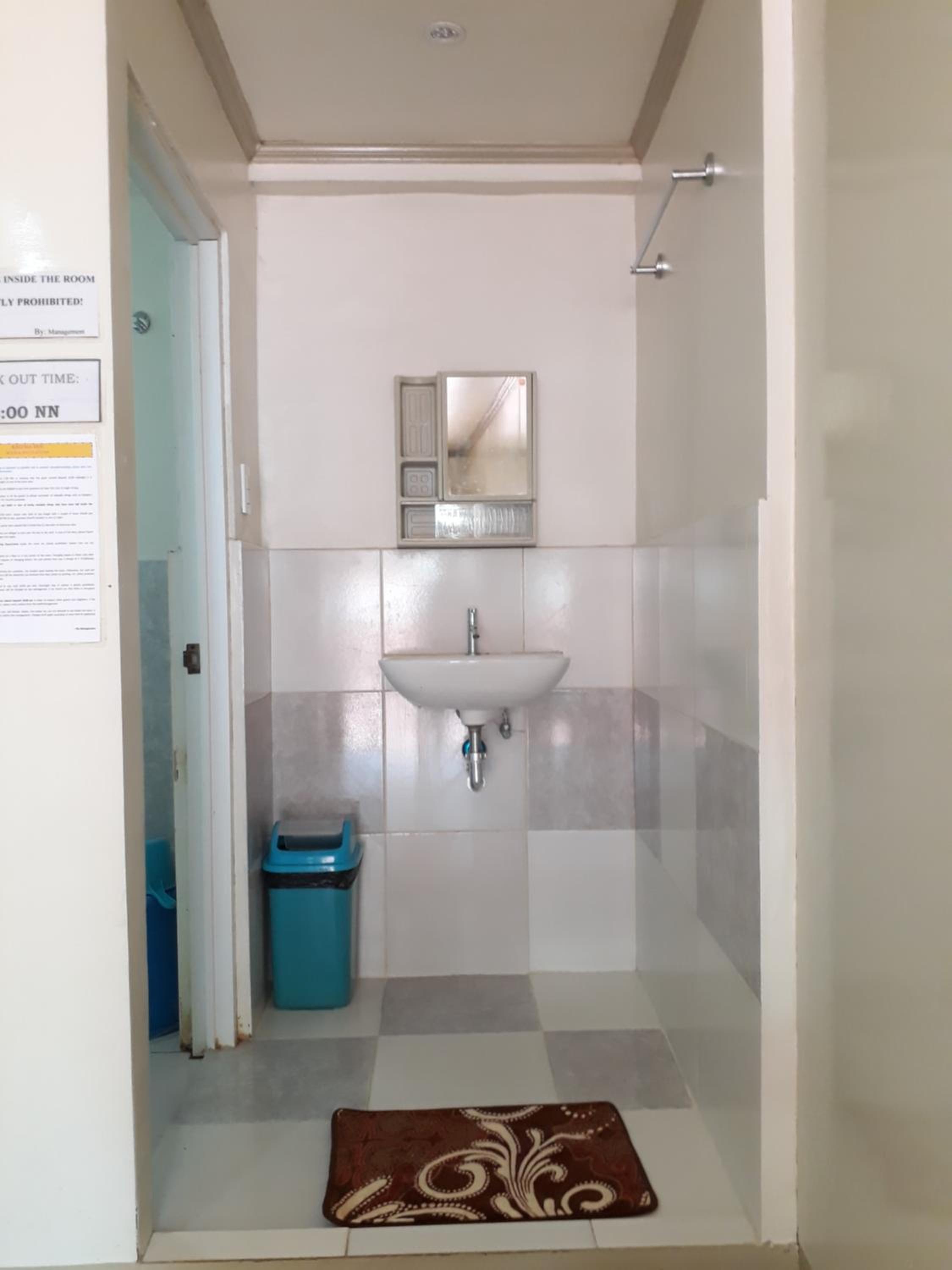 Quadruple Room with Private Bathroom - Photo 7