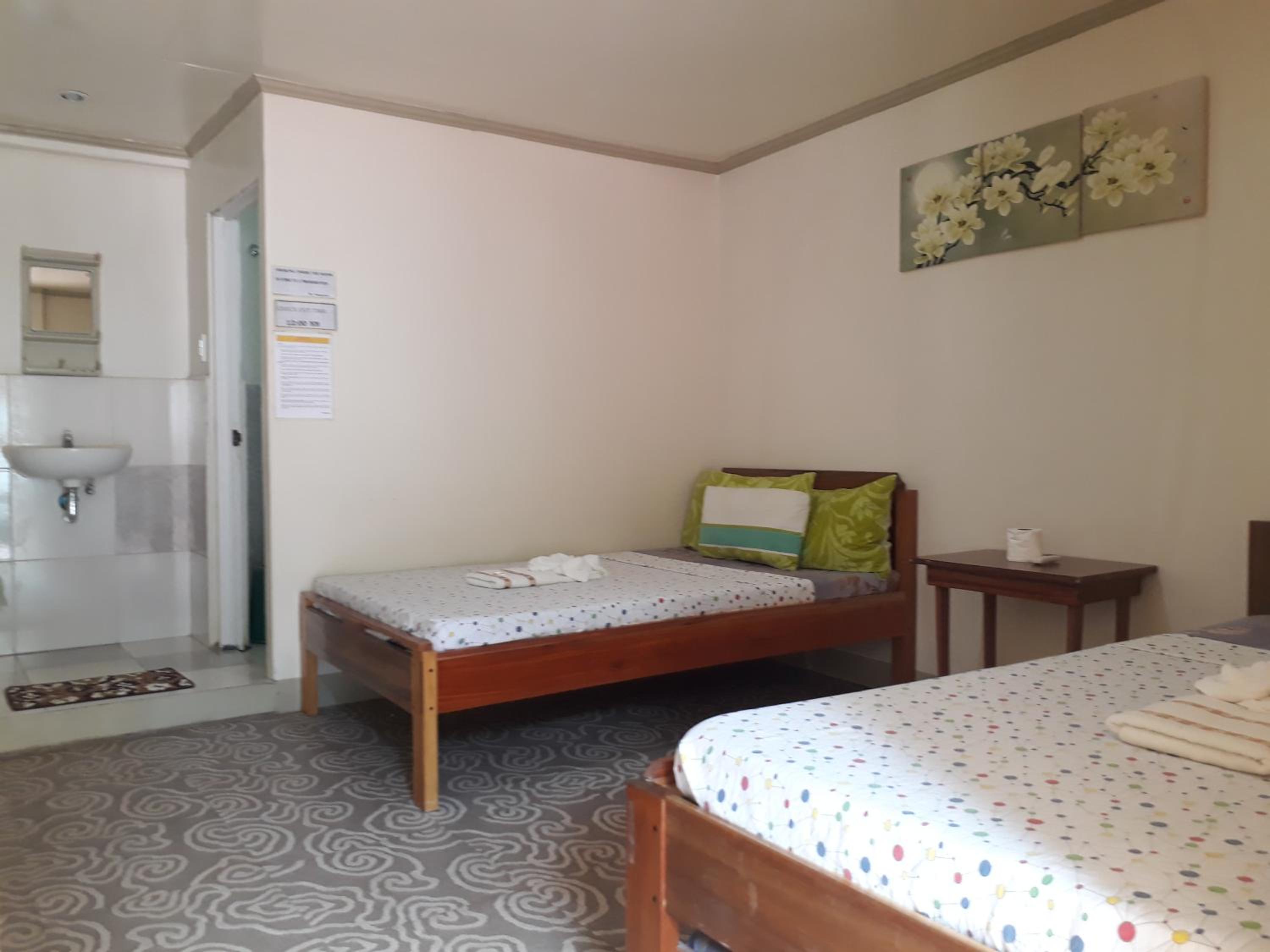 Quadruple Room with Private Bathroom - Photo 12