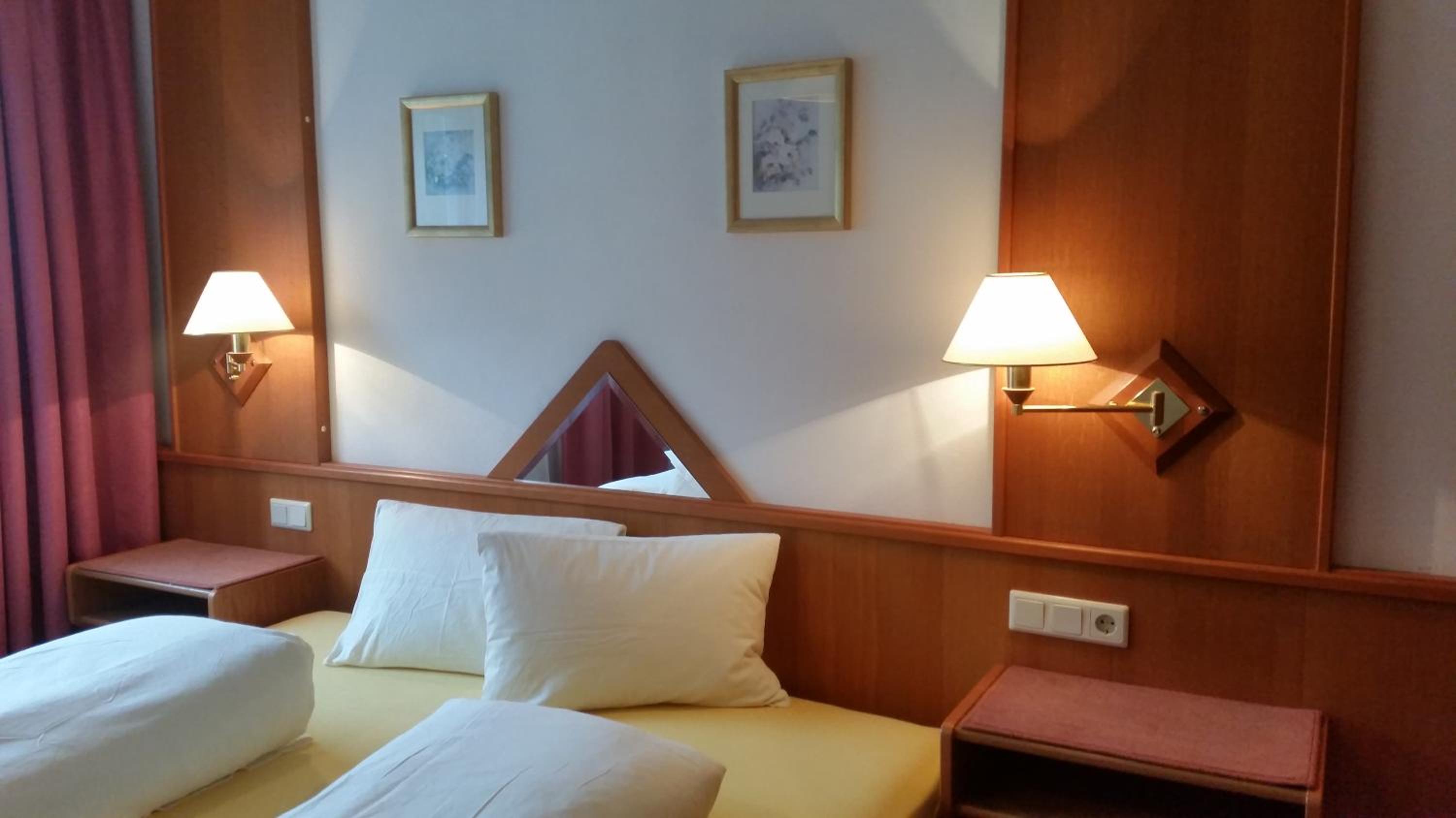 One-Bedroom Apartment with Balcony and Mountain View   photo 1