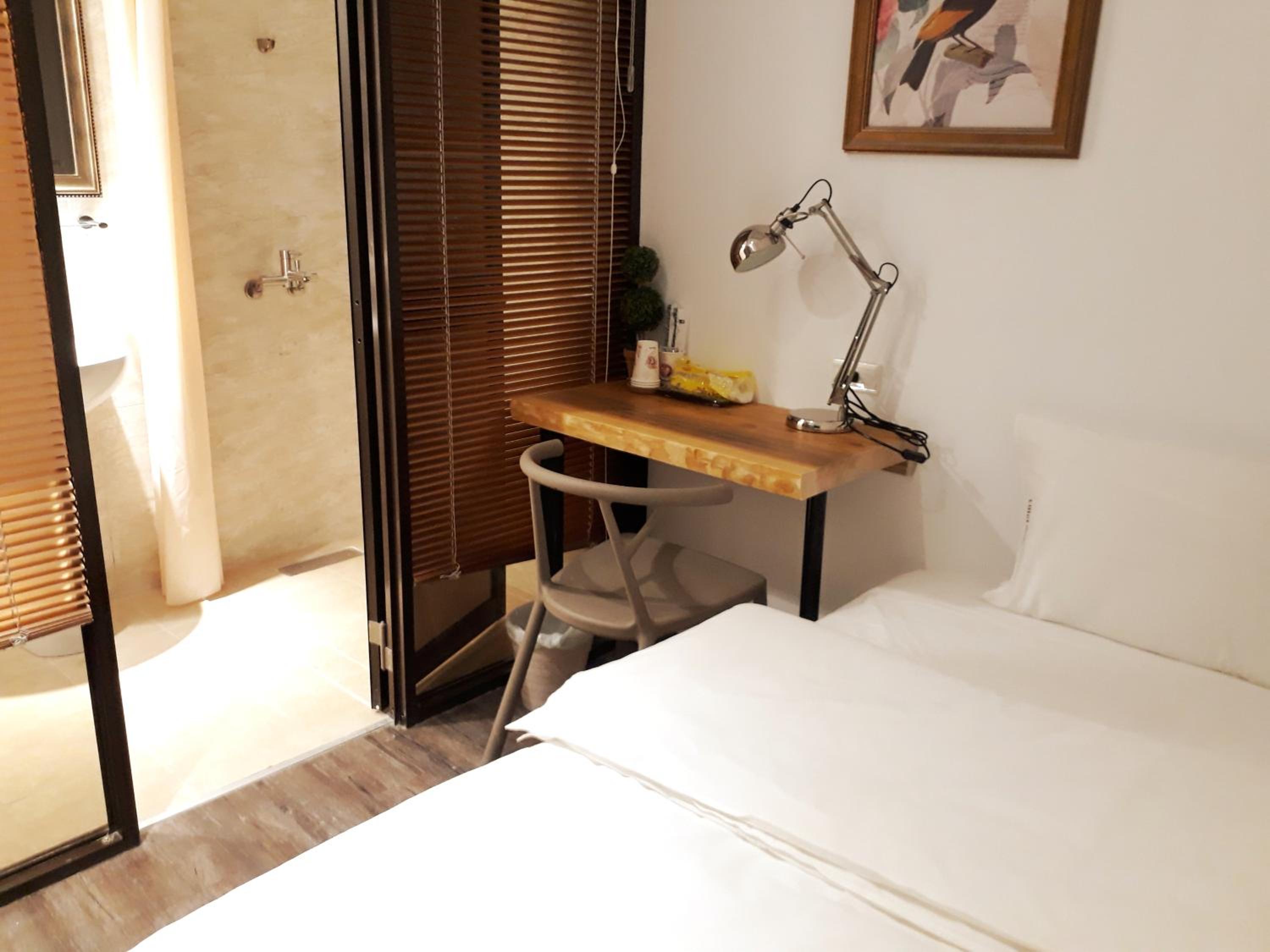Single Room with Private Bathroom photo 2