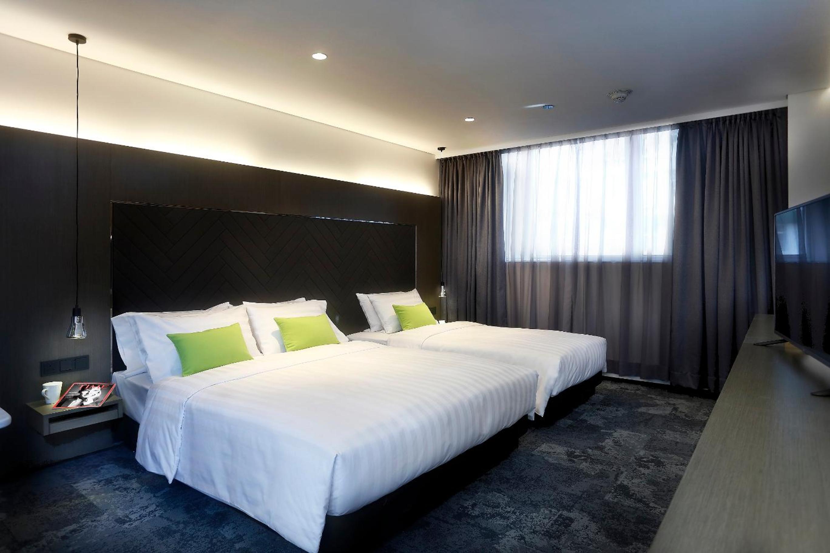 Adjoining Room (Family Room and Superior Room)