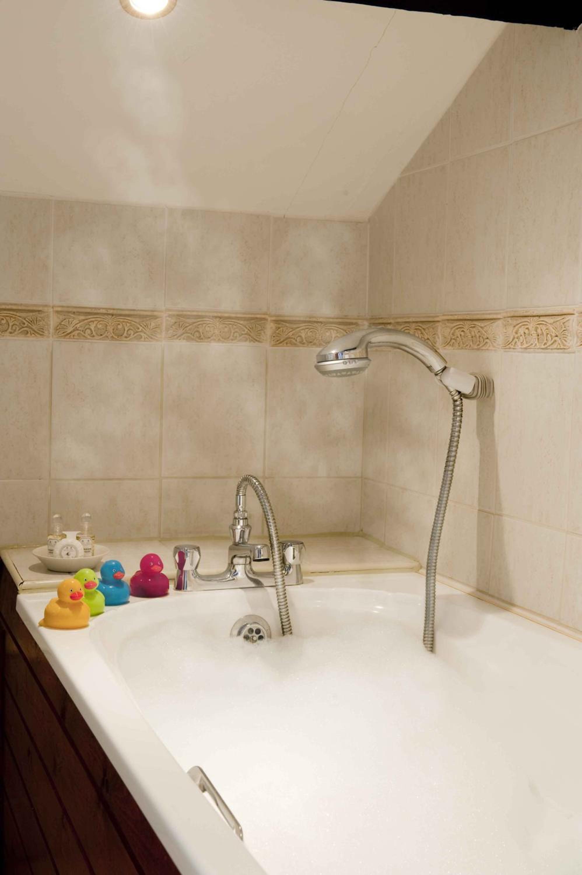 Double Room with Bath - Photo 9