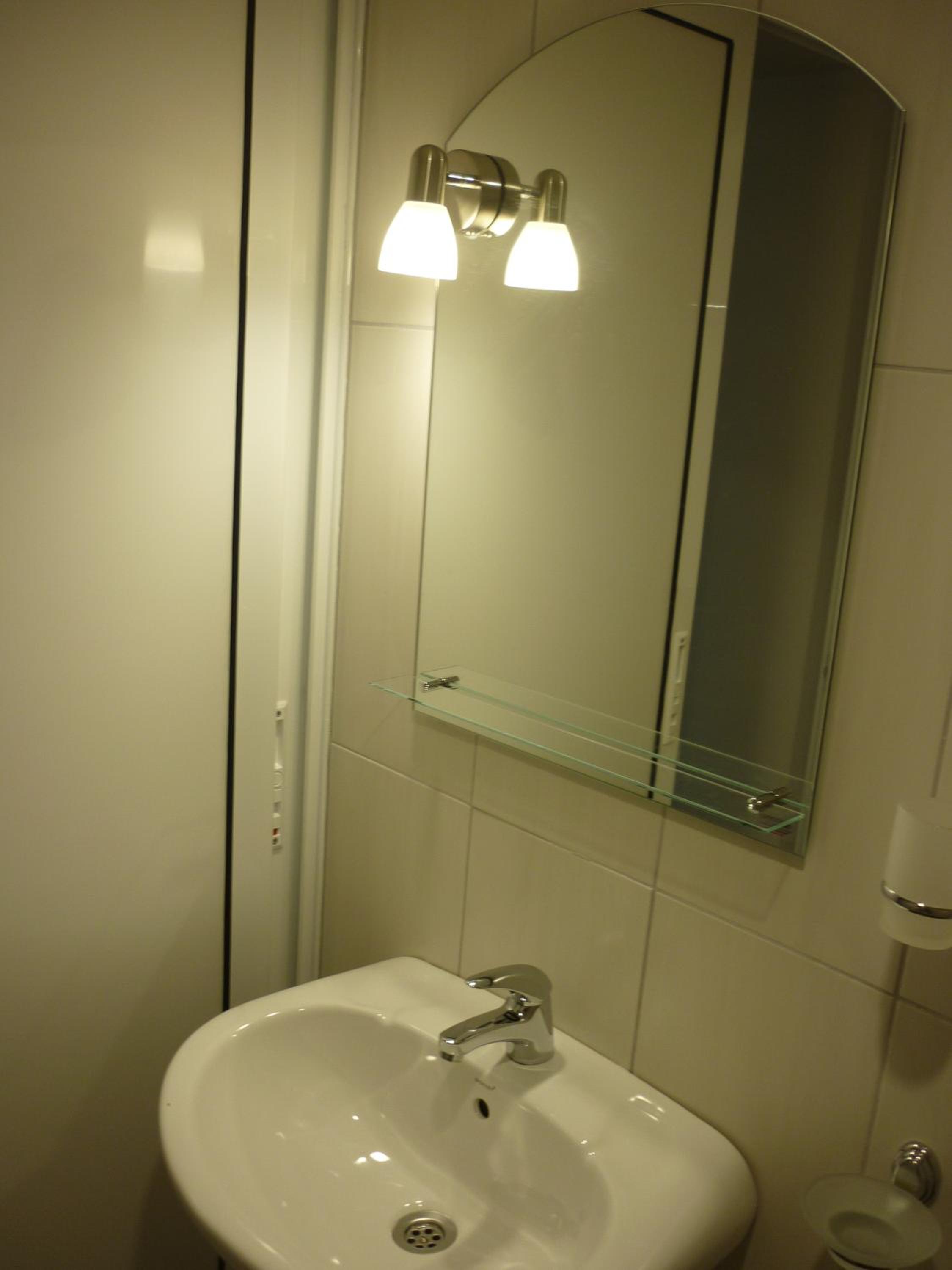 Quadruple Room with Private Bathroom photo 3