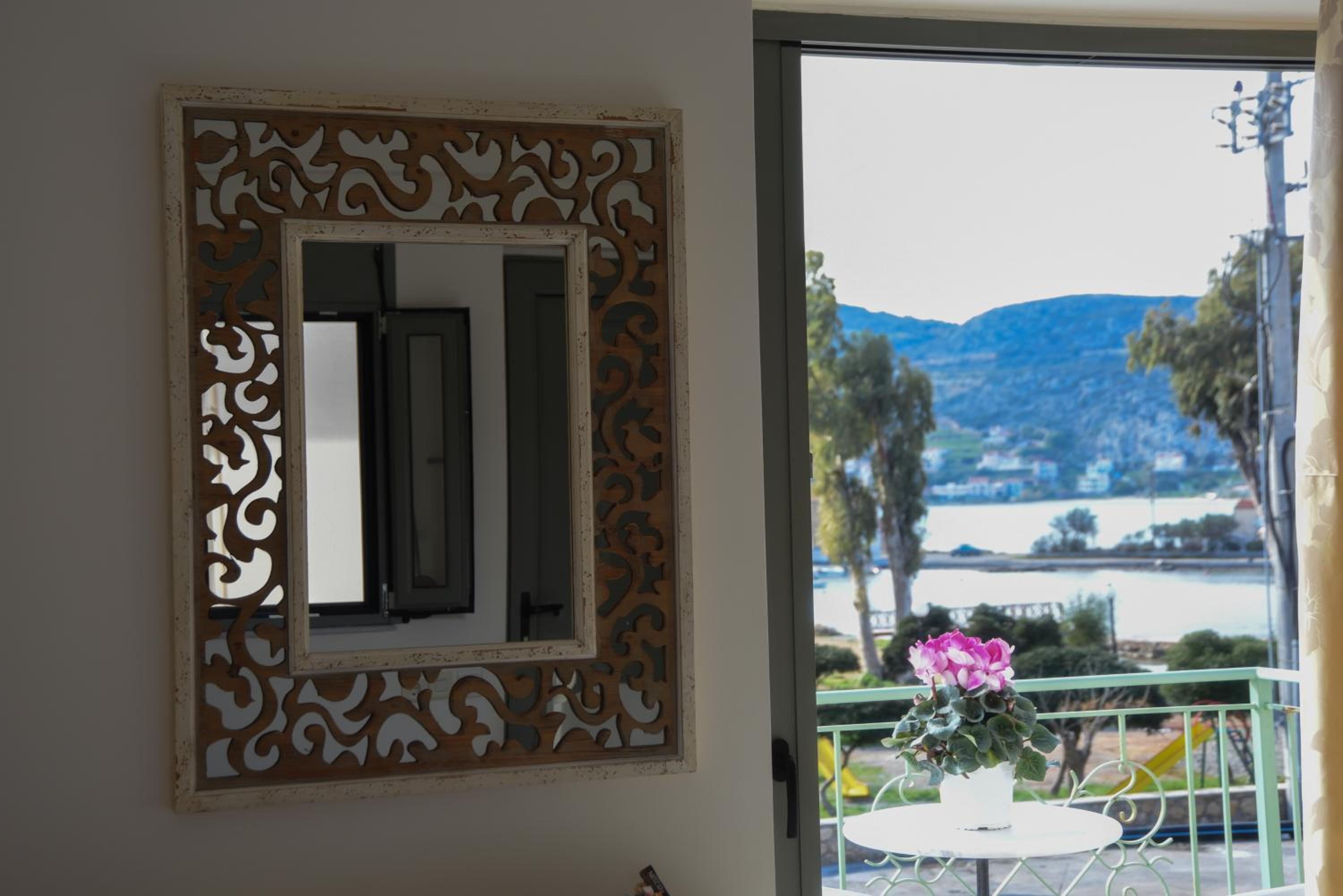 Deluxe Double Room with Sea View - Photo 6