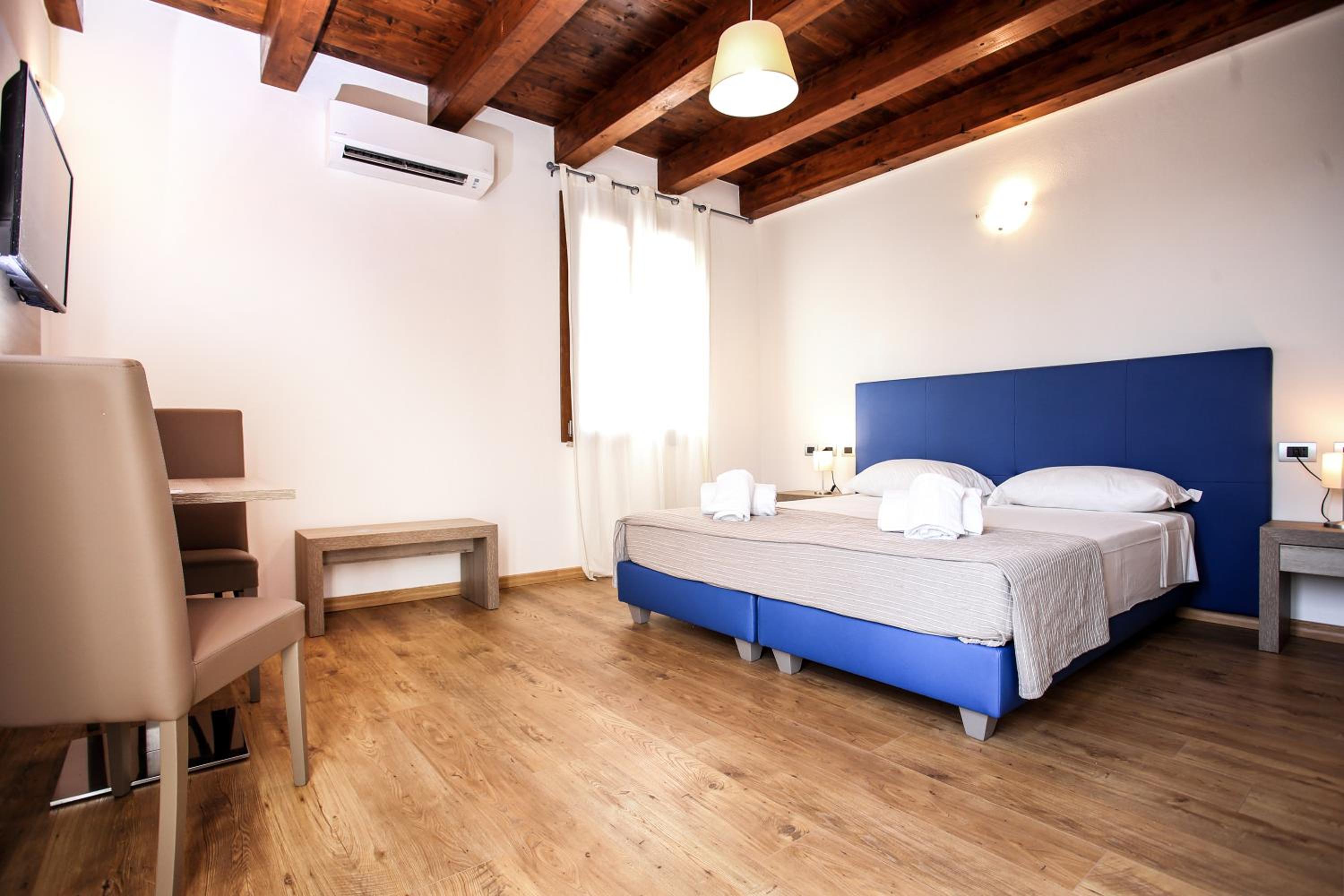 Deluxe Double or Twin Room photo 3