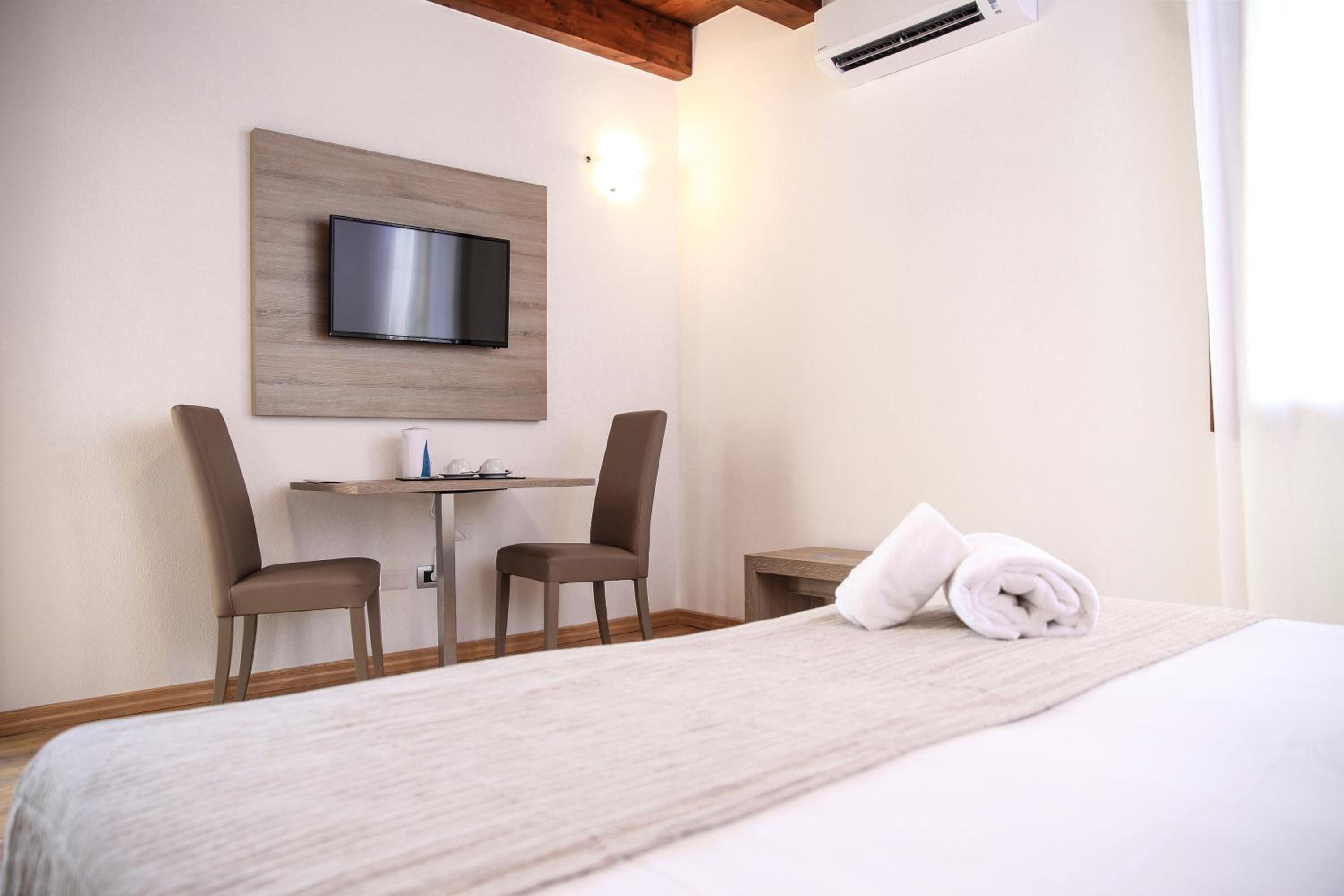 Deluxe Double or Twin Room photo 2