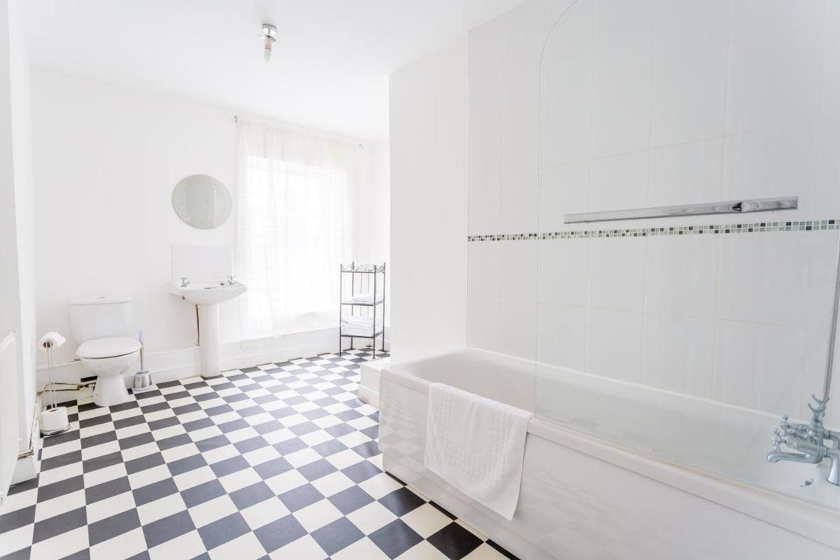 Family Room with Private Bathroom photo 2