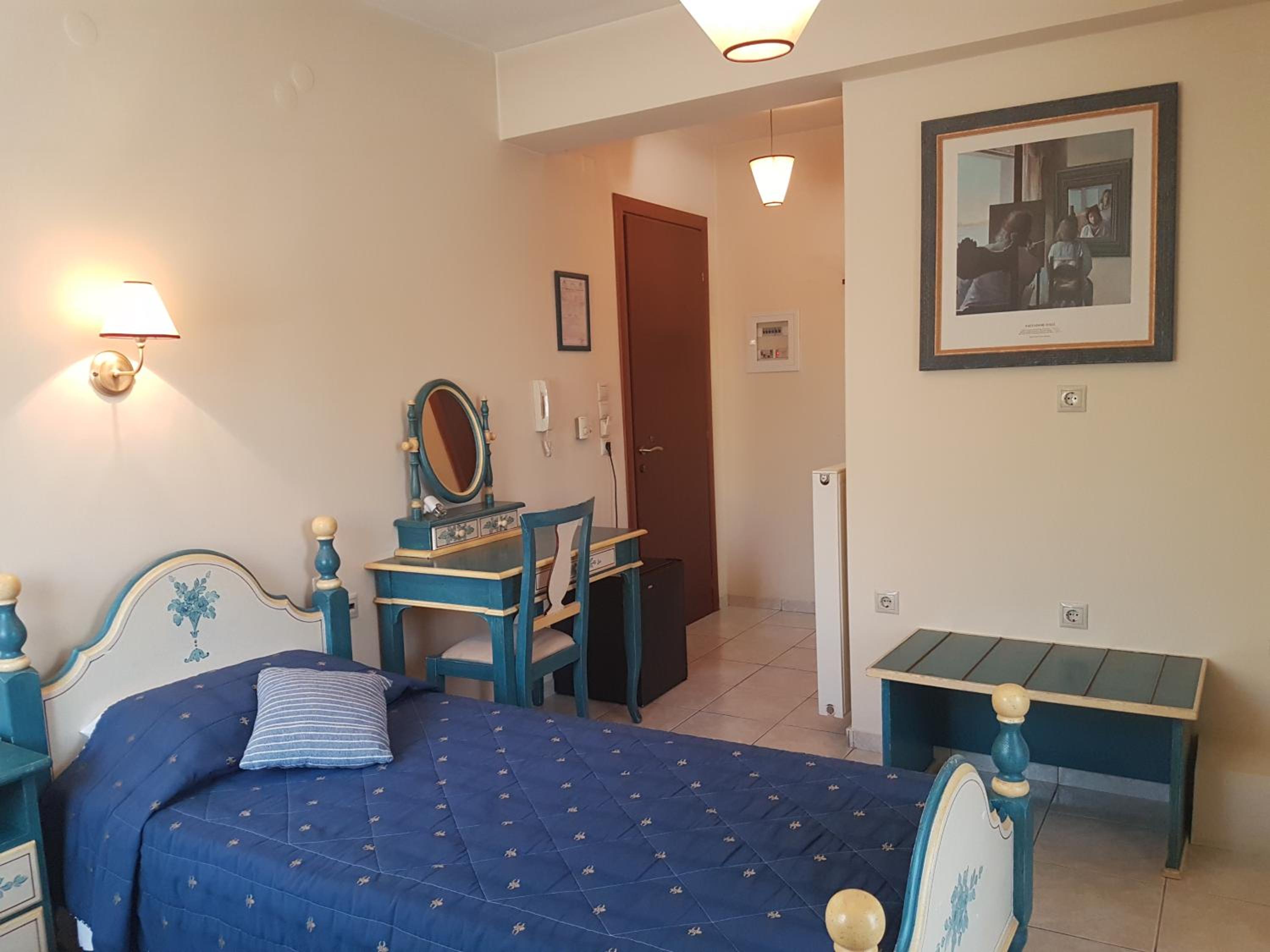 Twin Room with Balcony - Photo 7