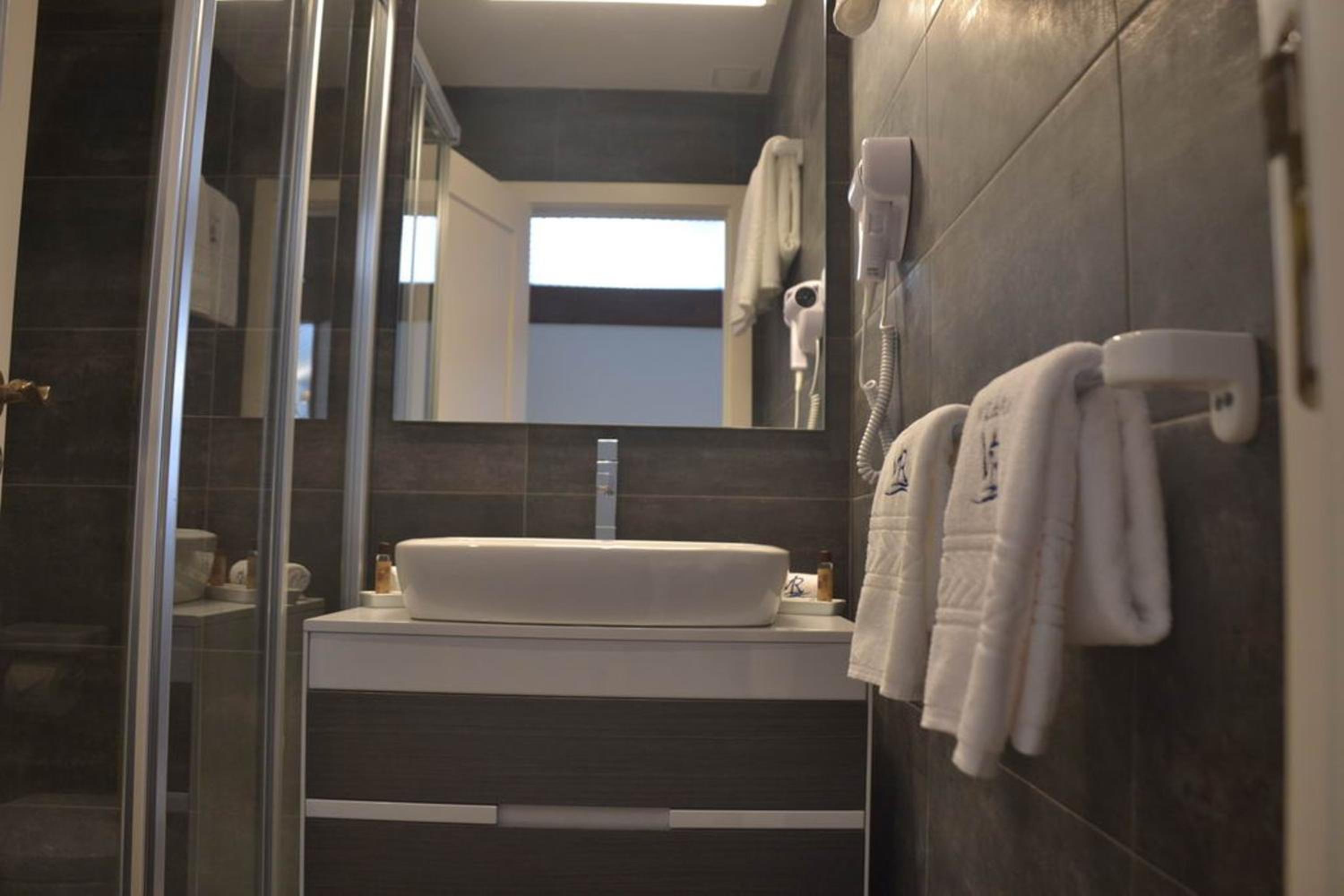 Deluxe Suite - Photo 3