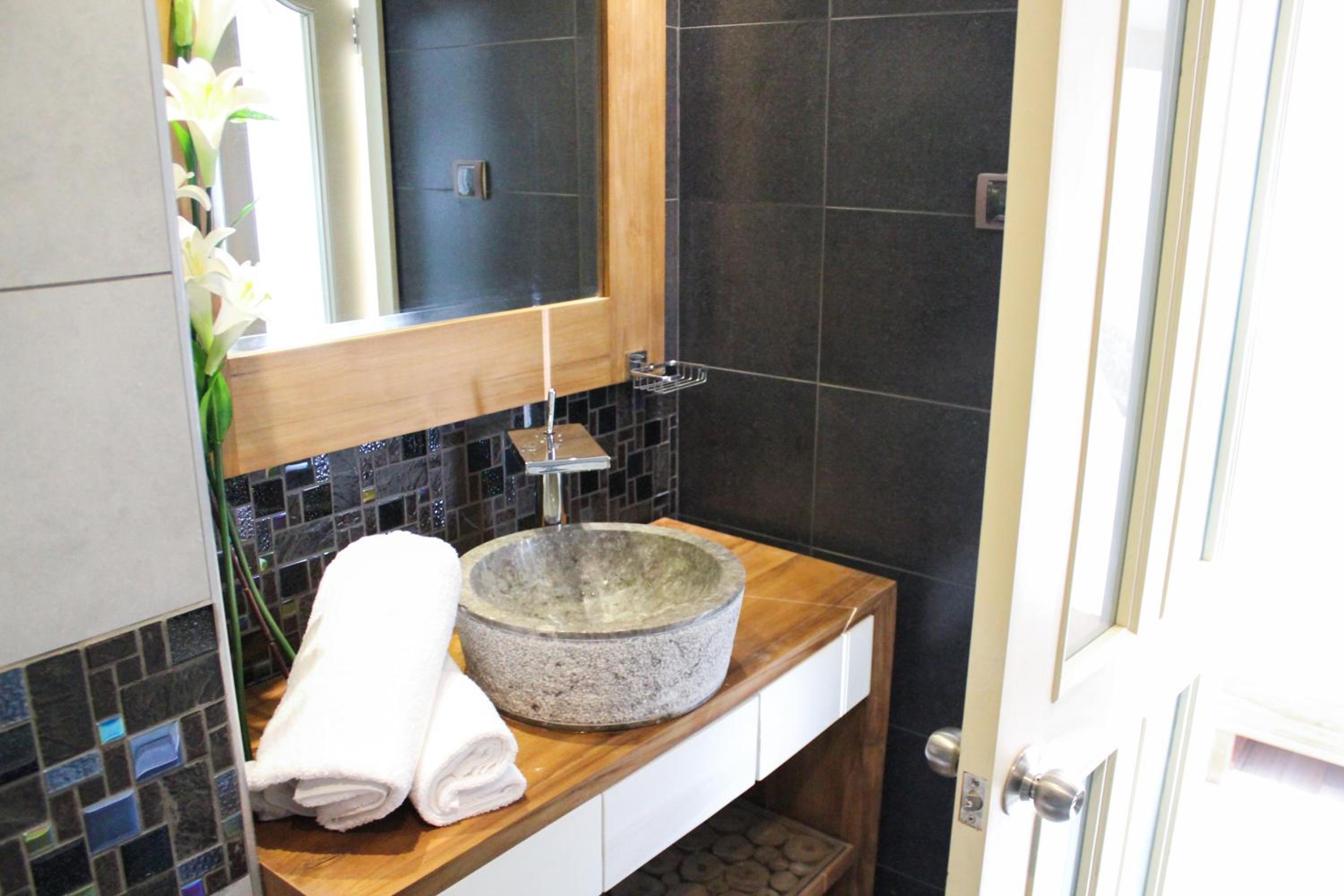 Suite - Photo 11