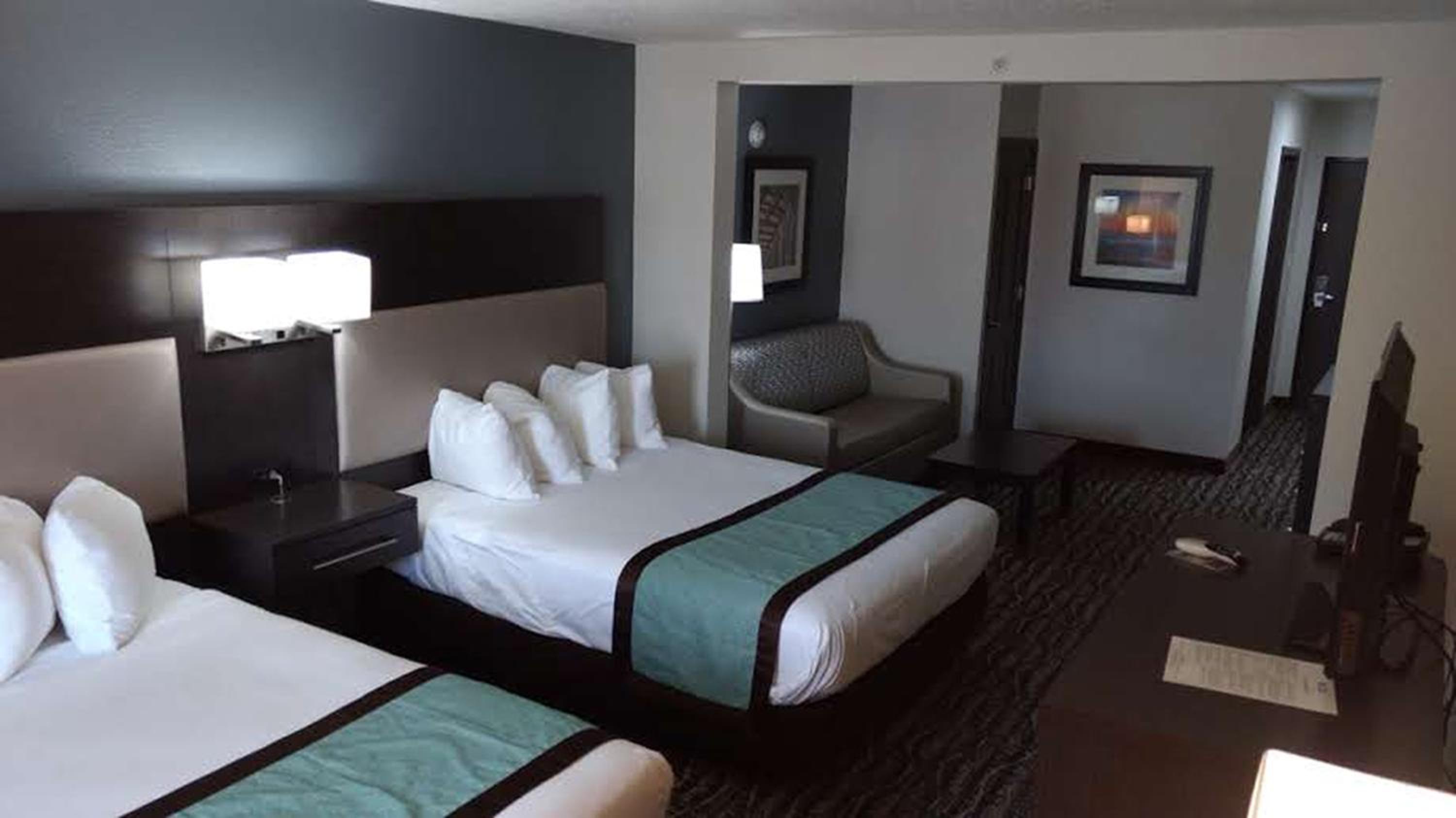 Queen Suite with Sofa Bed - Photo 3