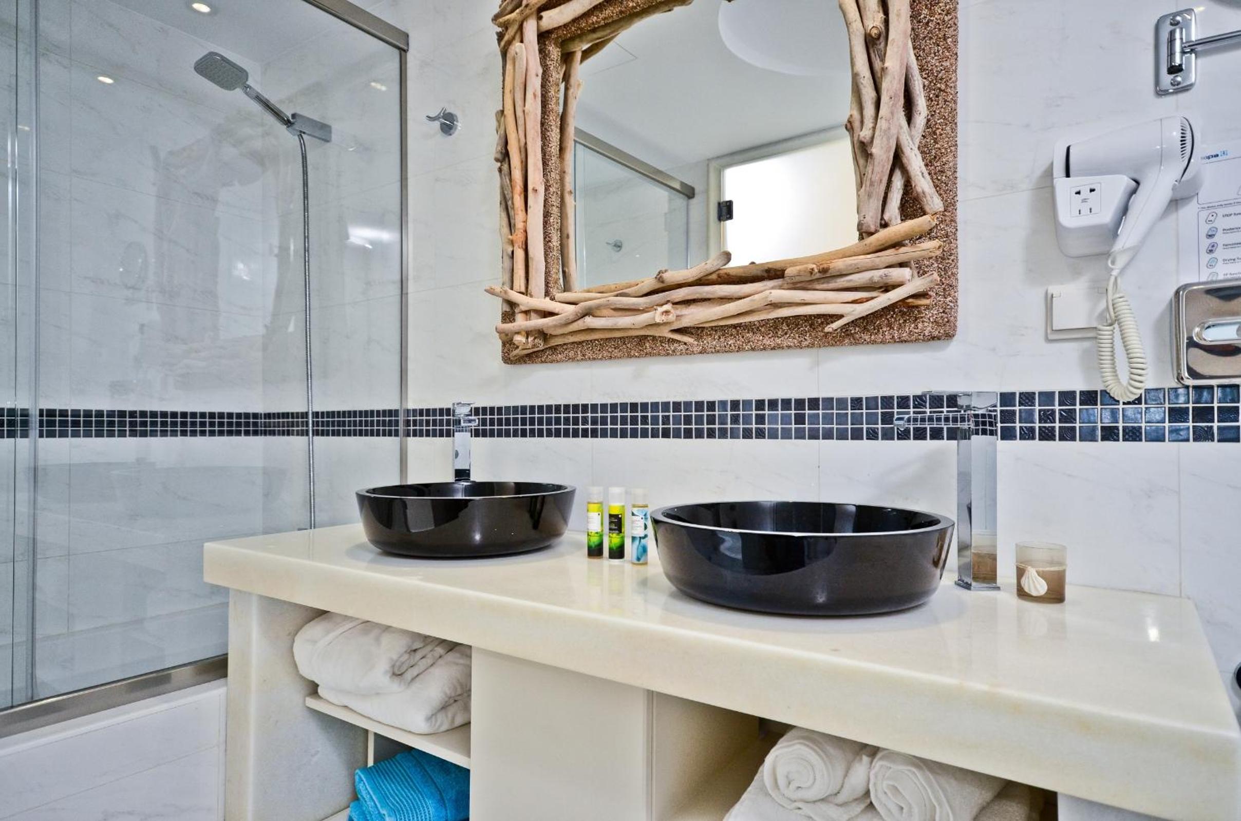 Double or Twin Room with Garden View - Photo 8