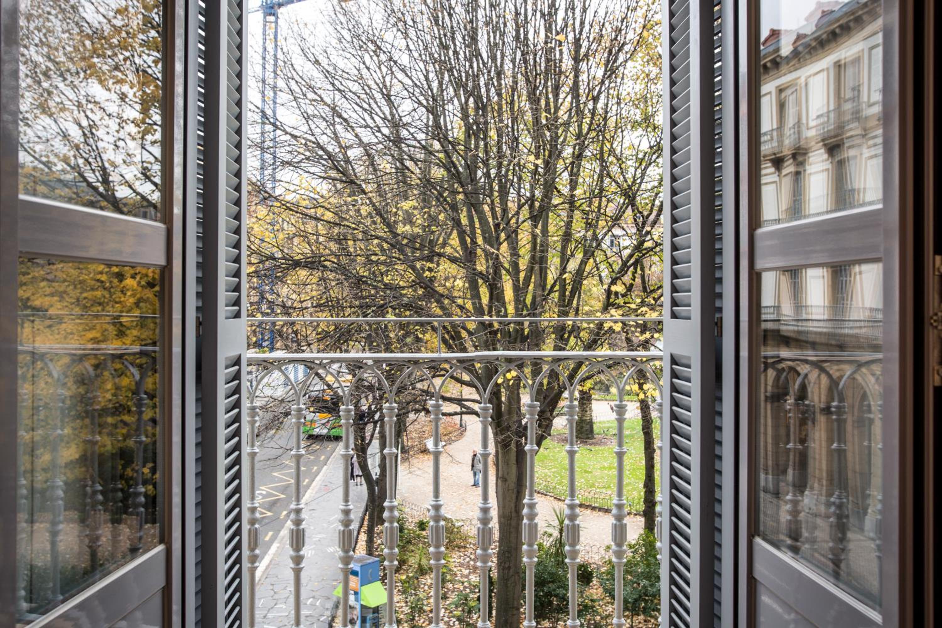 Three-Bedroom Apartment with Balcony photo 3