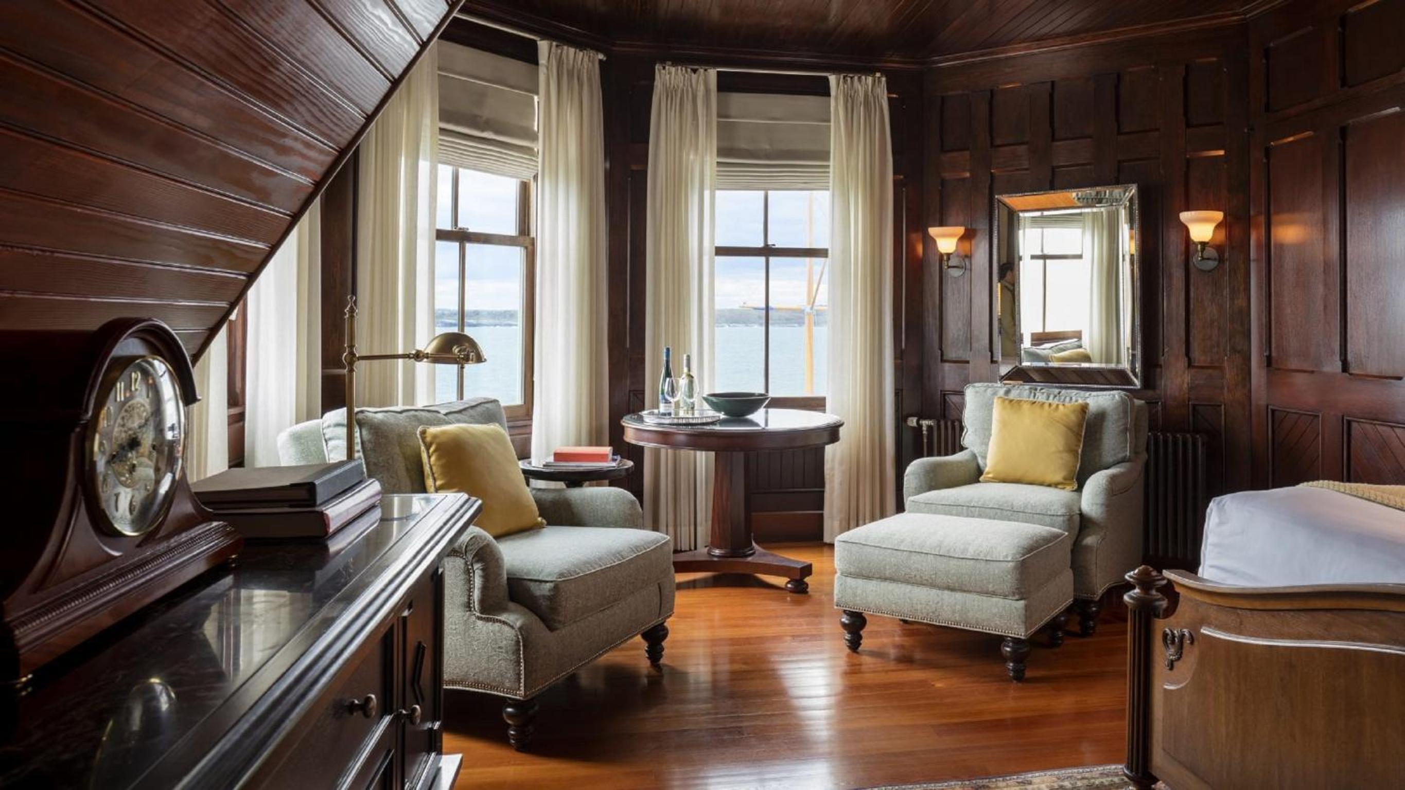 Deluxe King Suite photo 3