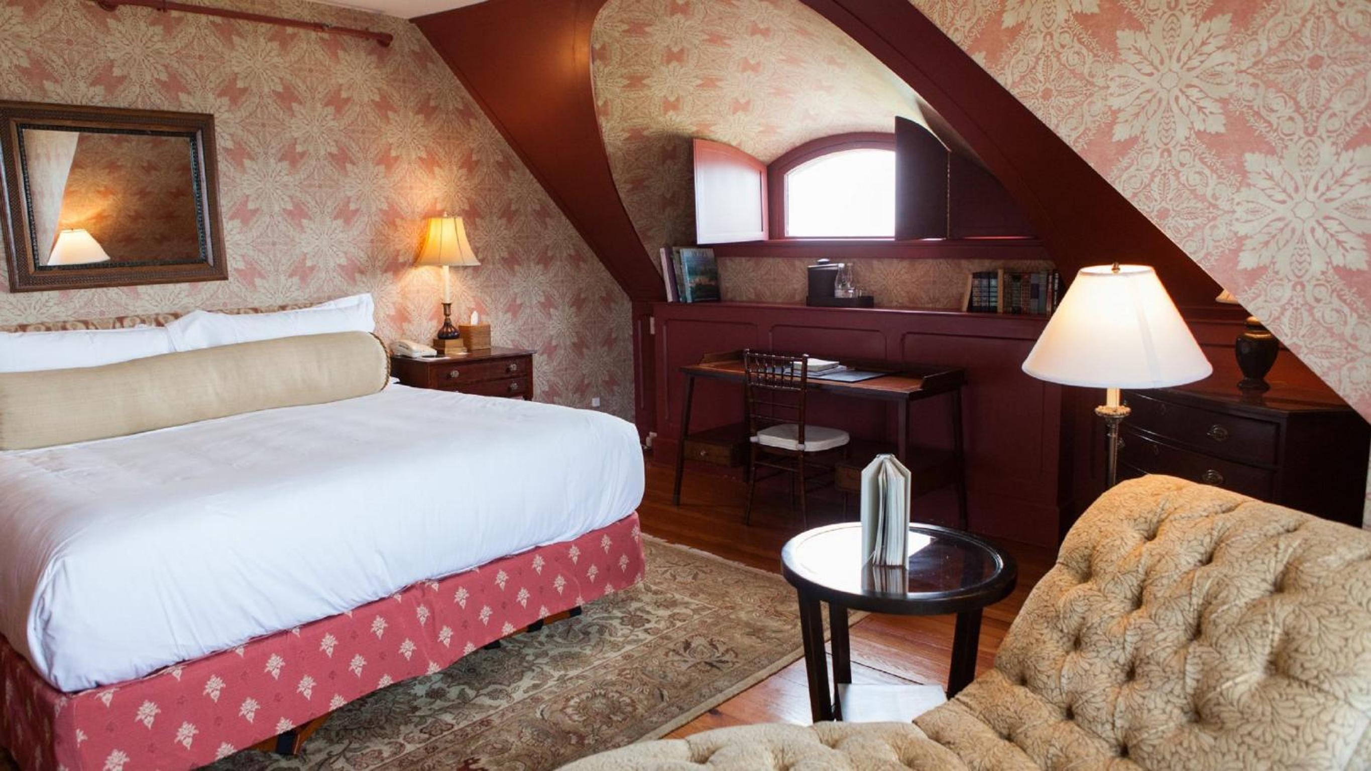 Deluxe King Room - Third Floor photo 2