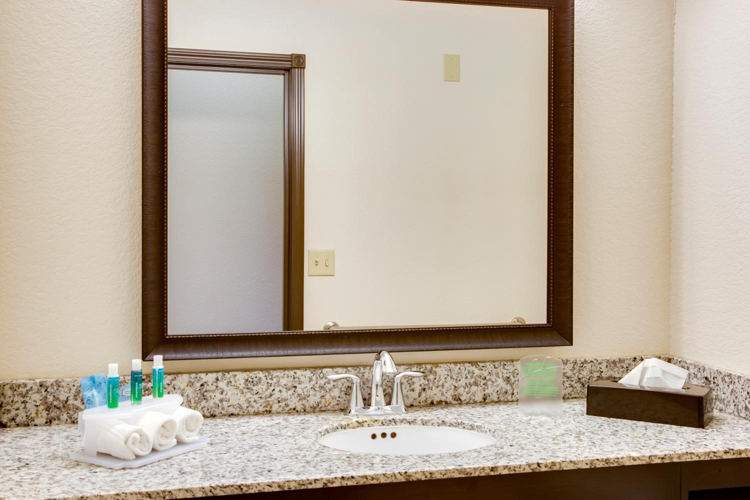 Standard Queen Room with Two Queen Beds and Mobility Accessible Tub photo 3