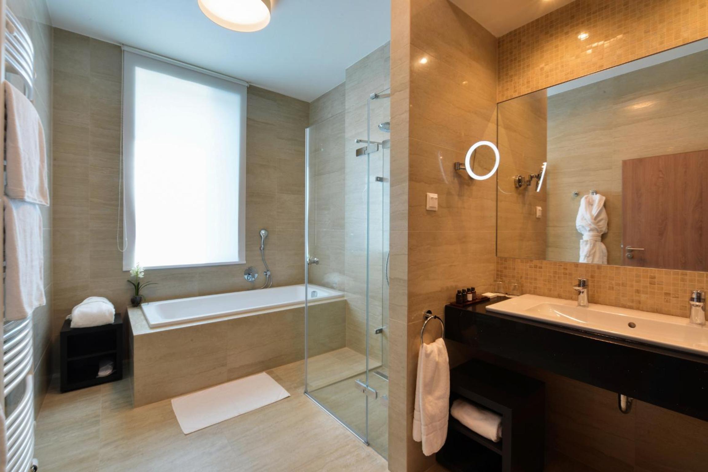 Suite - Photo 2