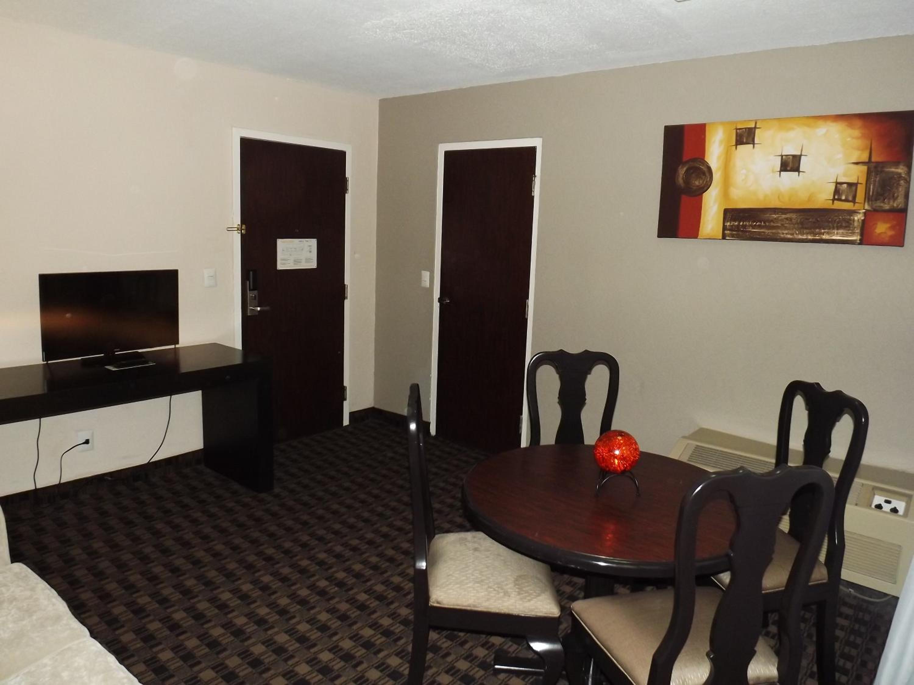Junior King Suite - Non-Smoking photo 3