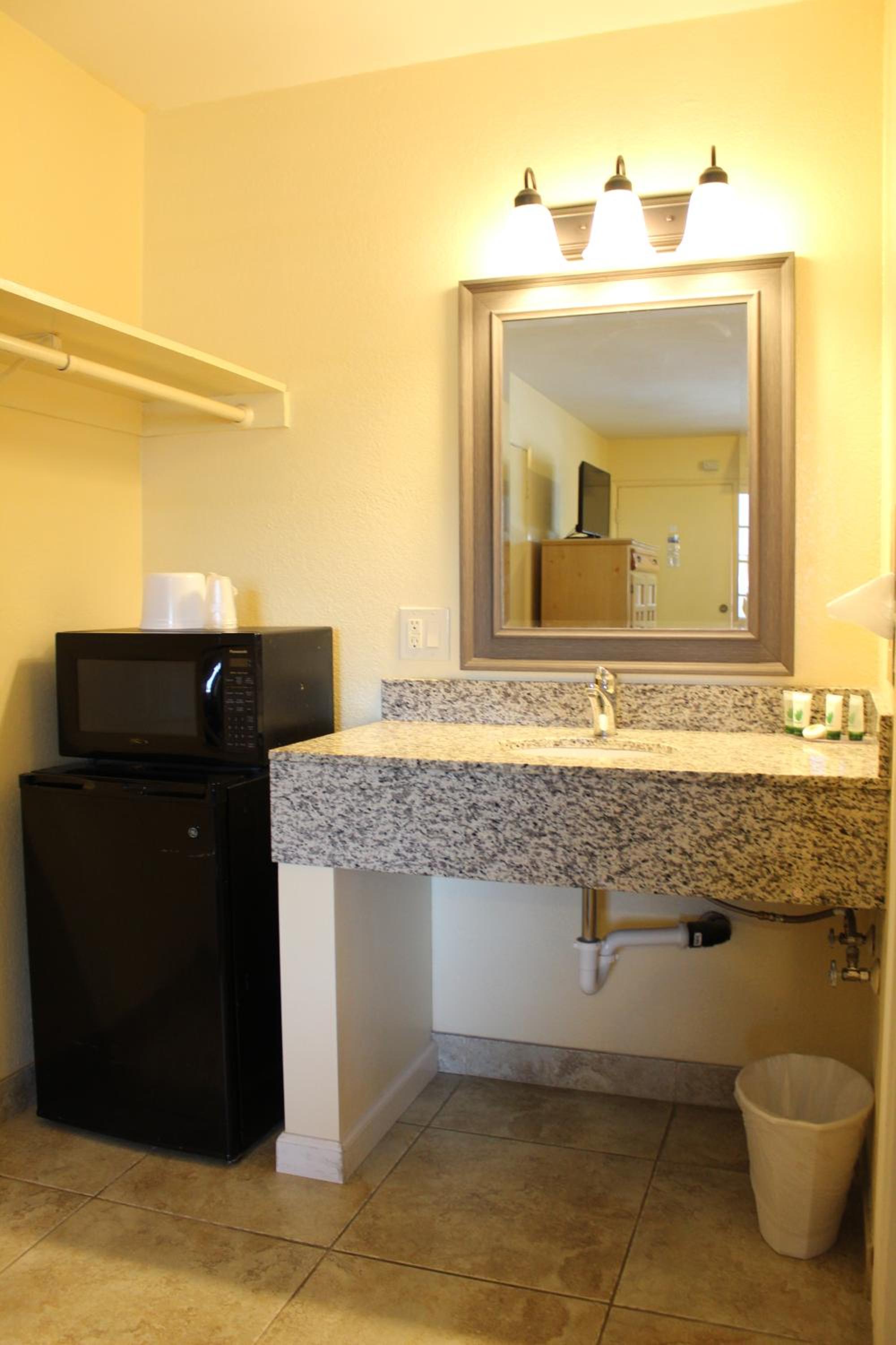 Queen Room photo 1