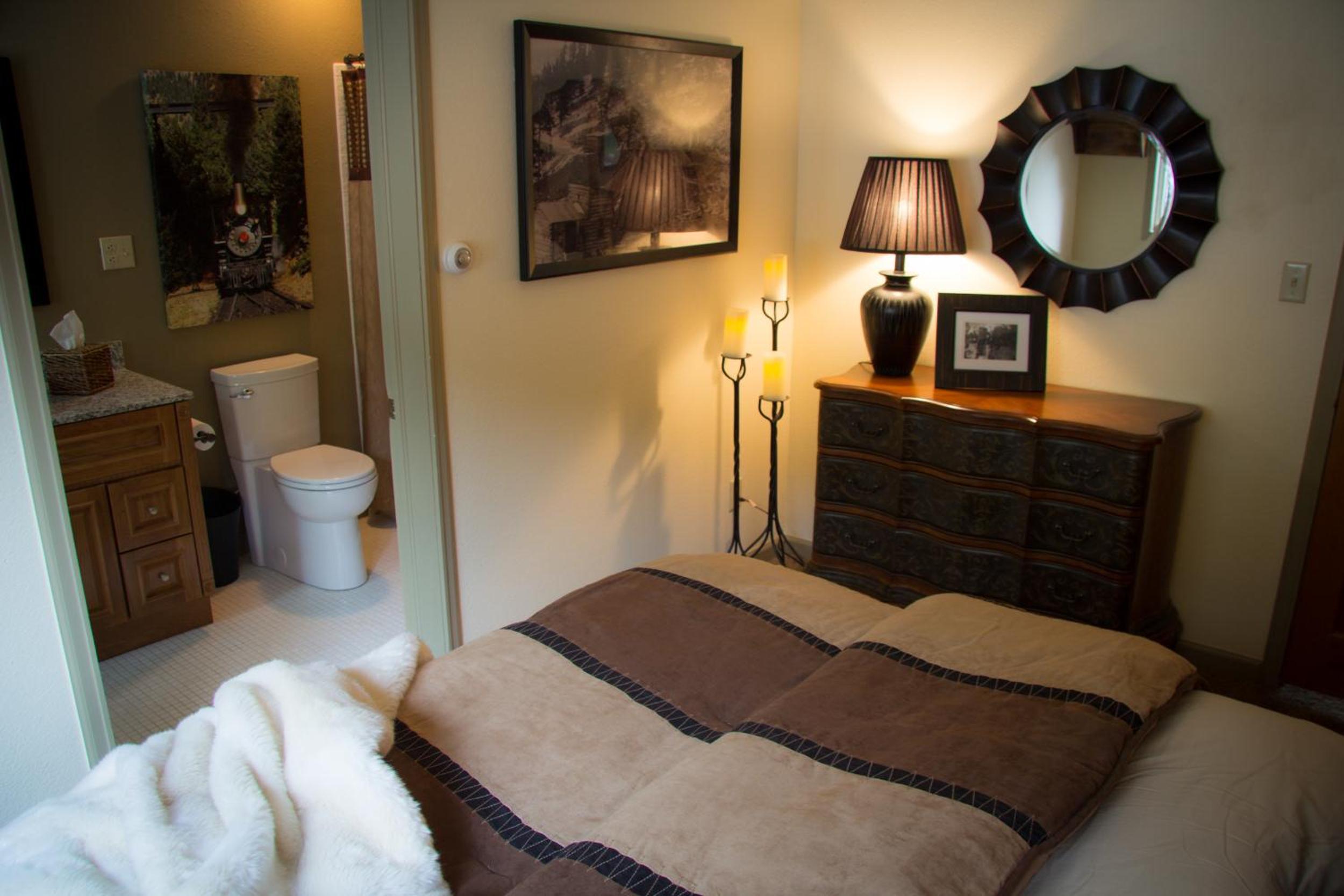 Single Room with Private Bathroom photo 2