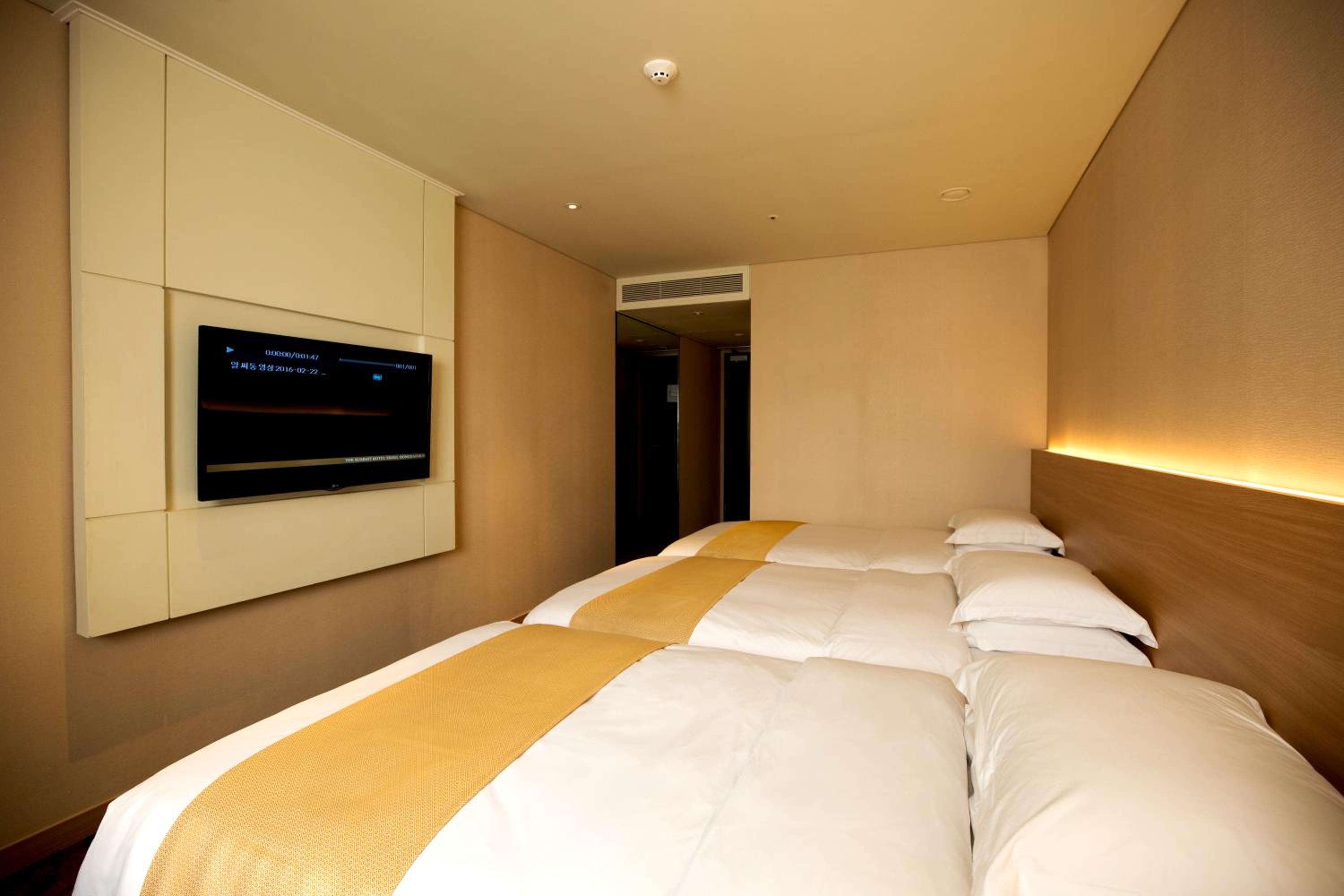 Deluxe Triple Room photo 3