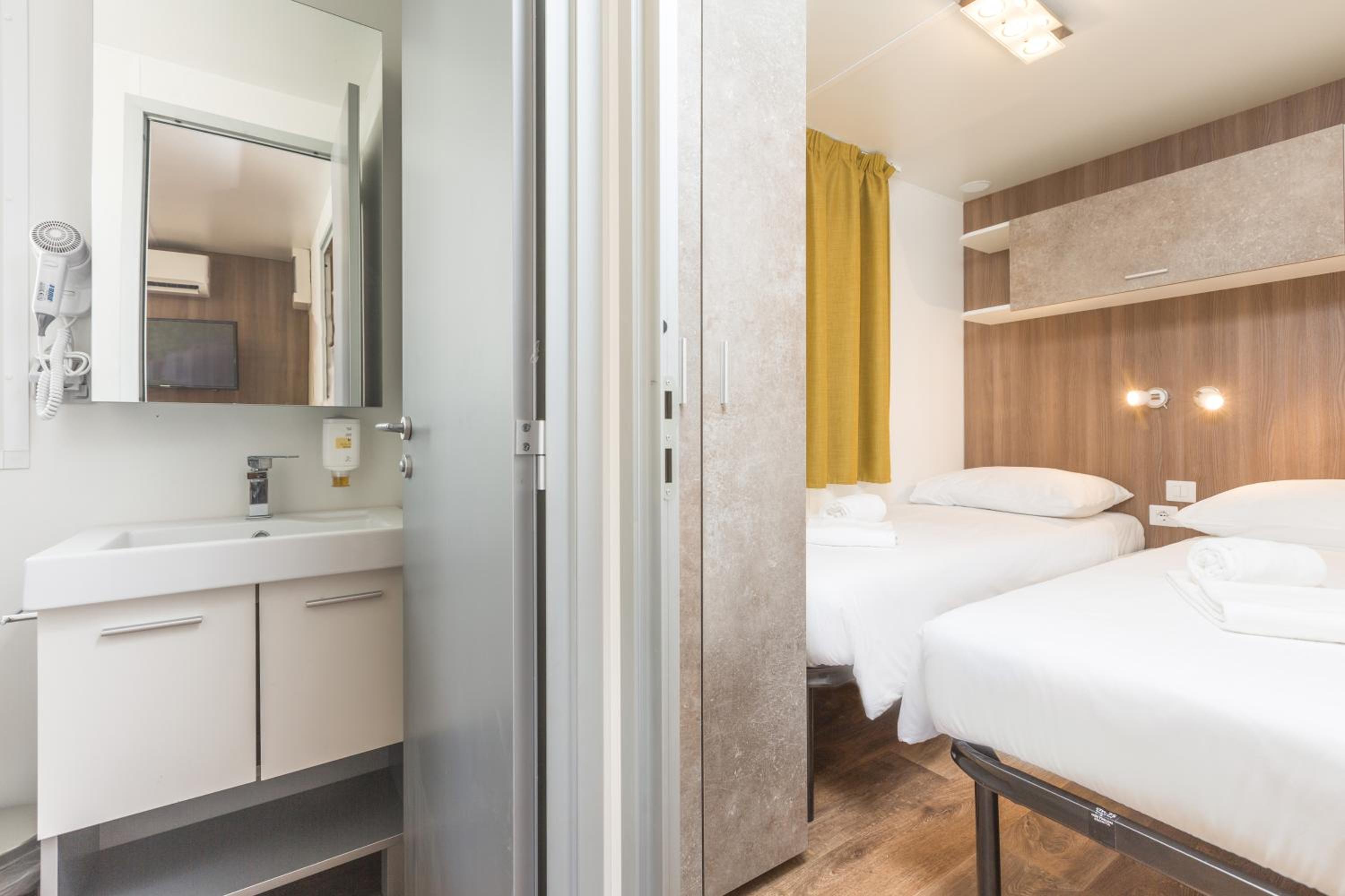 Family Three-Bedroom Mobile Home - Oasis photo 2