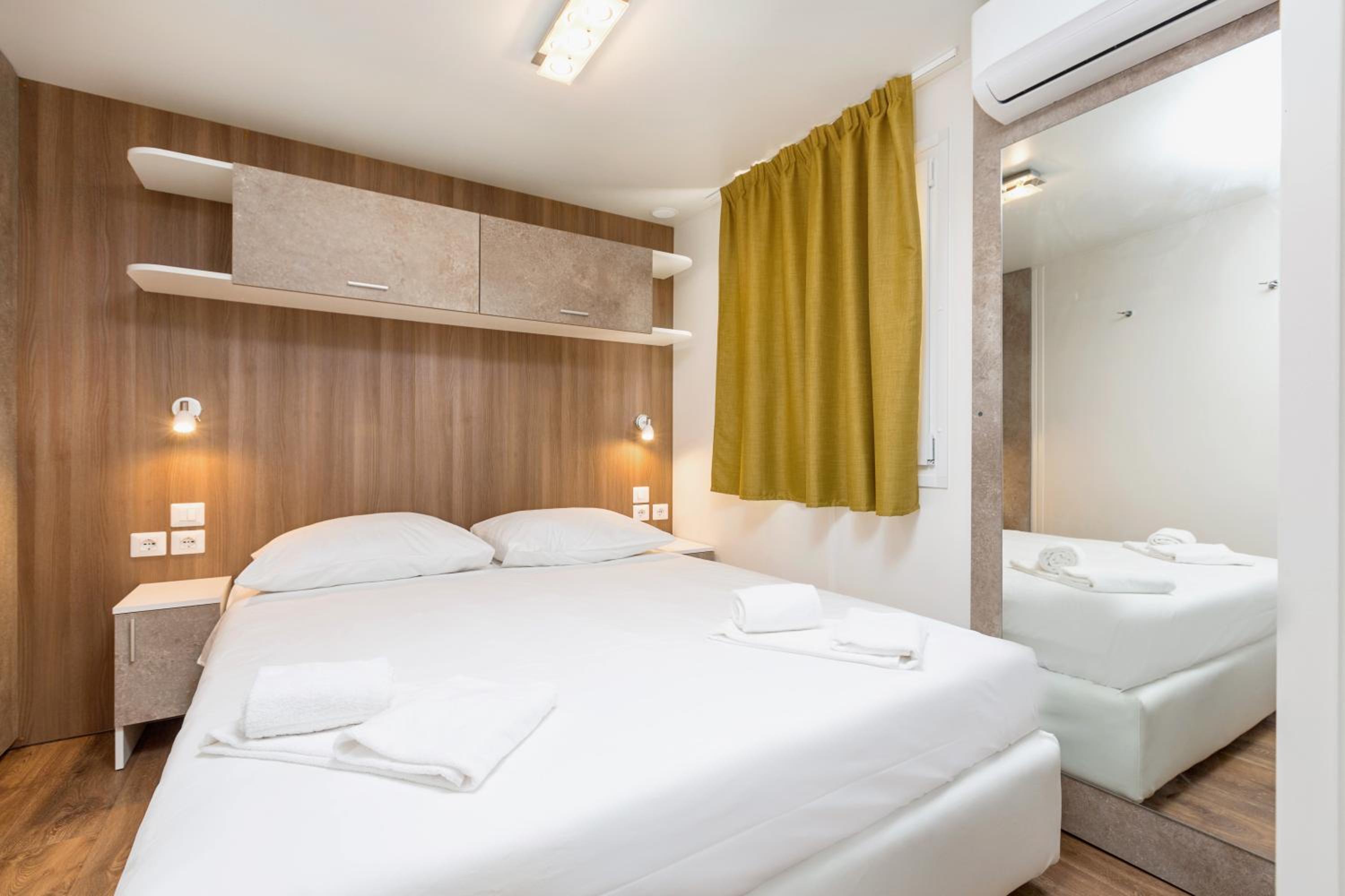 Family Three-Bedroom Mobile Home - Oasis photo 3