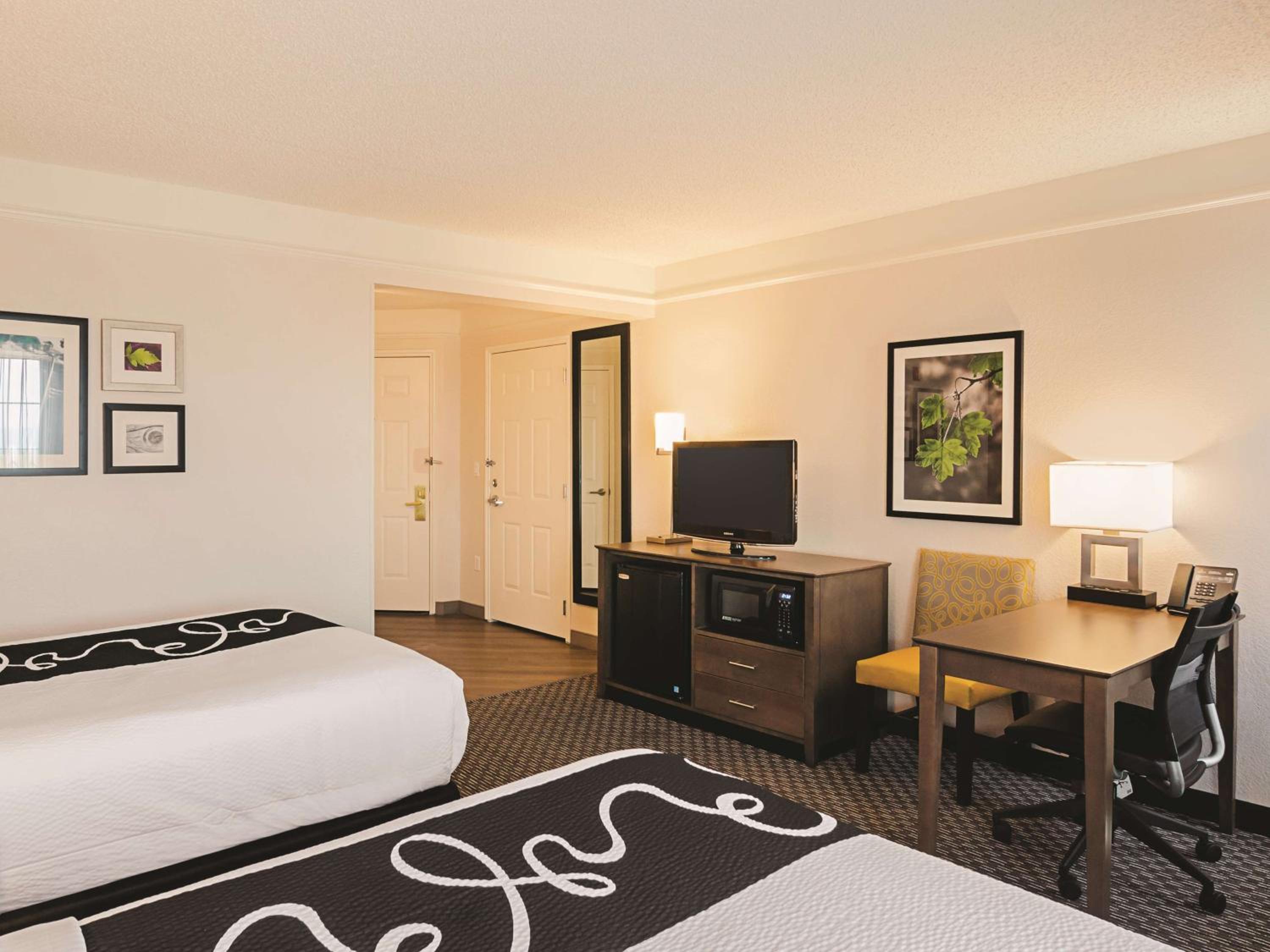 Double Room with Two Double Beds - Disability Access - Photo 3
