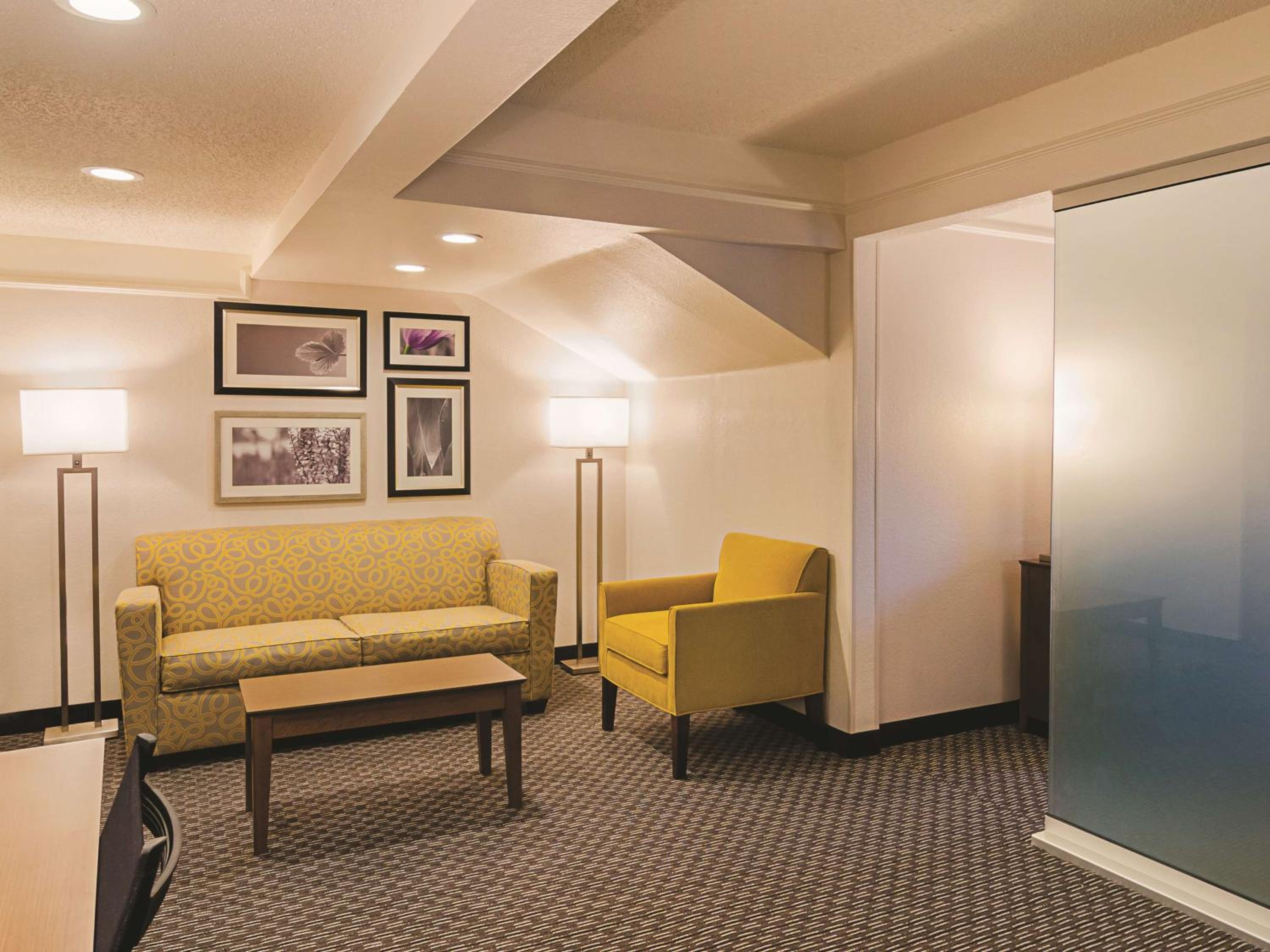 One-Bedroom King Suite - Non-Smoking - Photo 4
