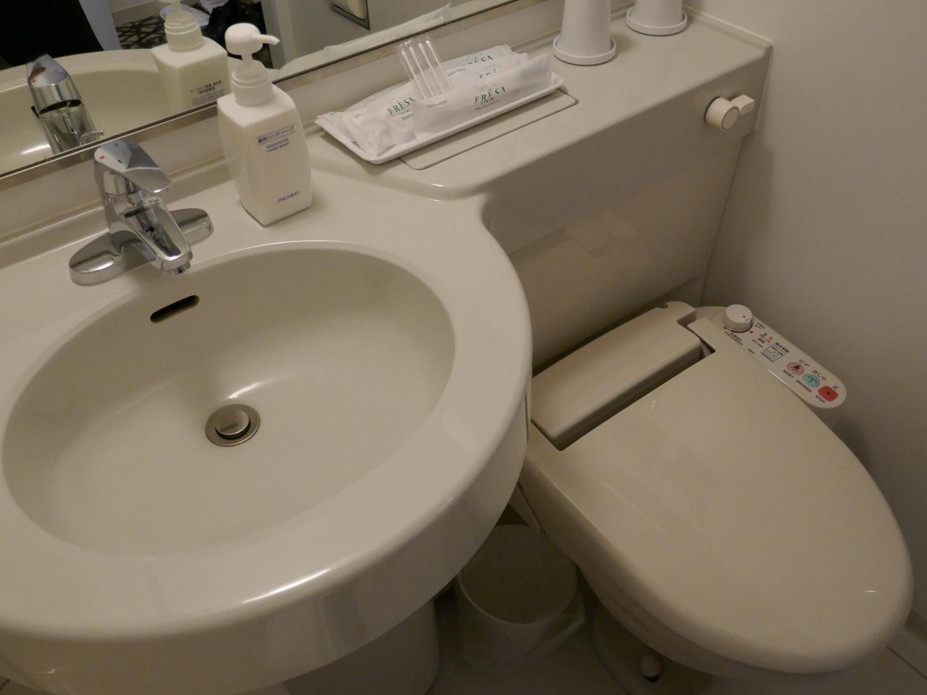 Twin Room - Non-Smoking photo 3