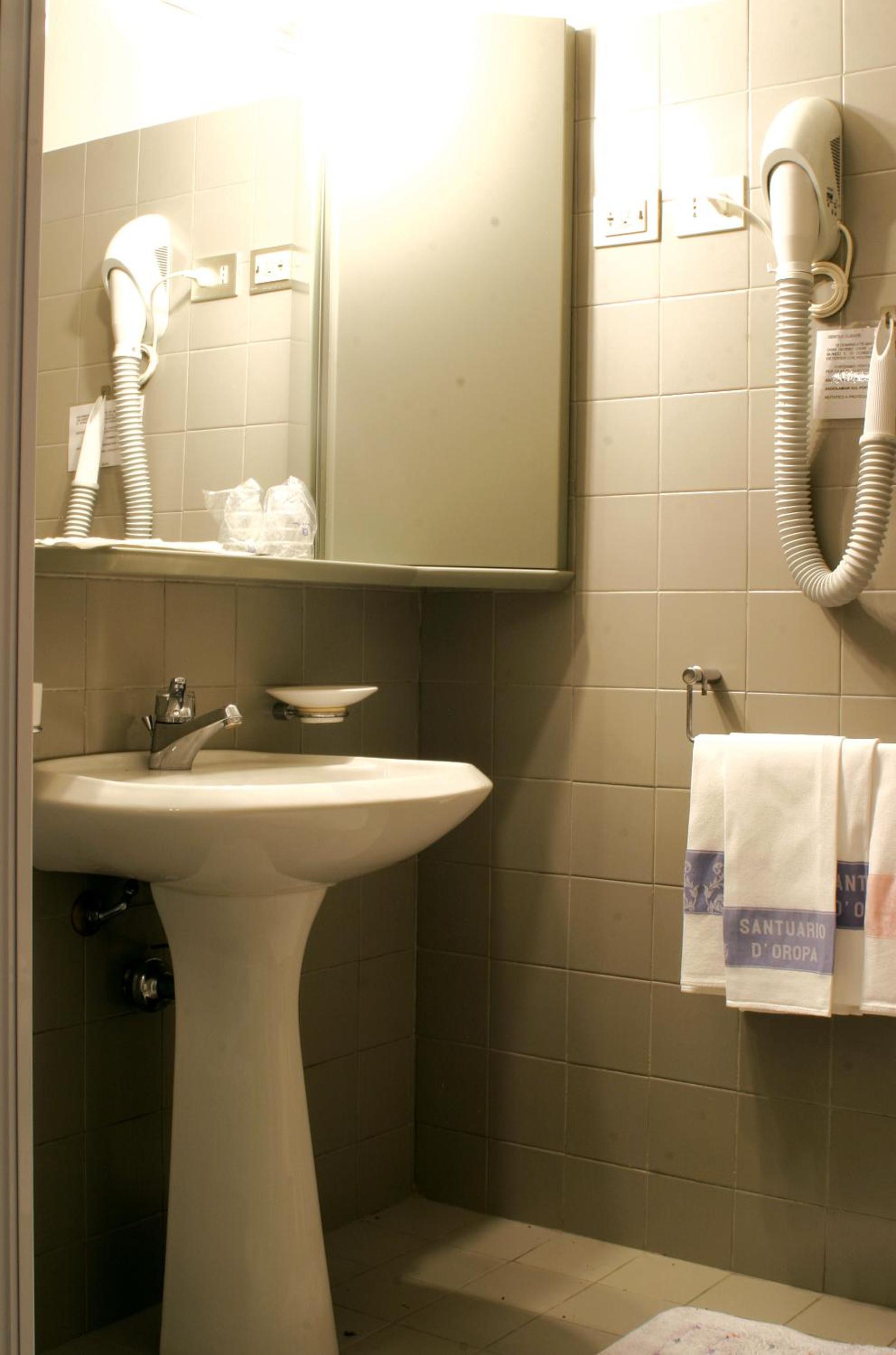 Twin Room - Photo 7