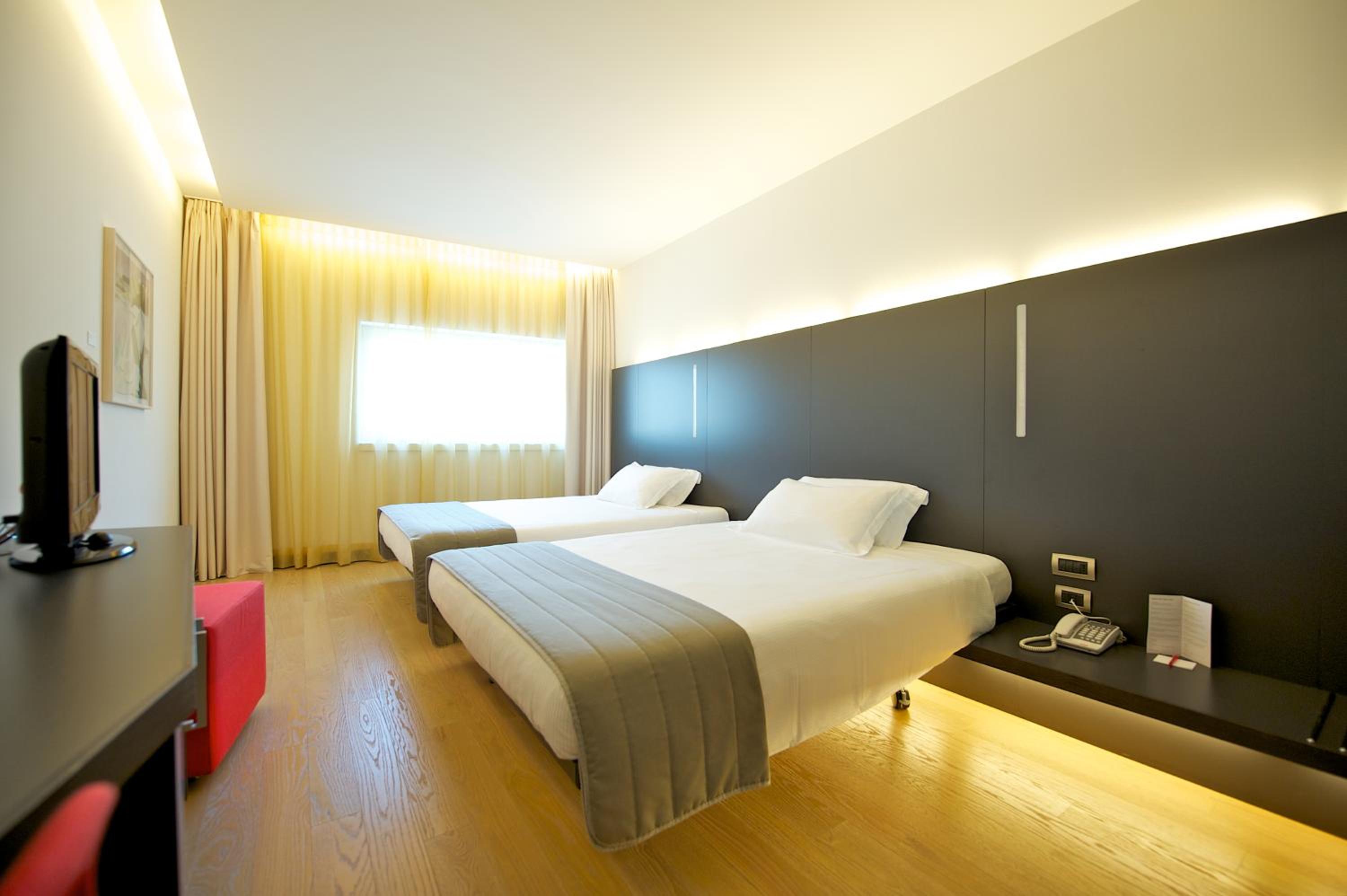 Classic Room With Two Single Beds - Photo 1