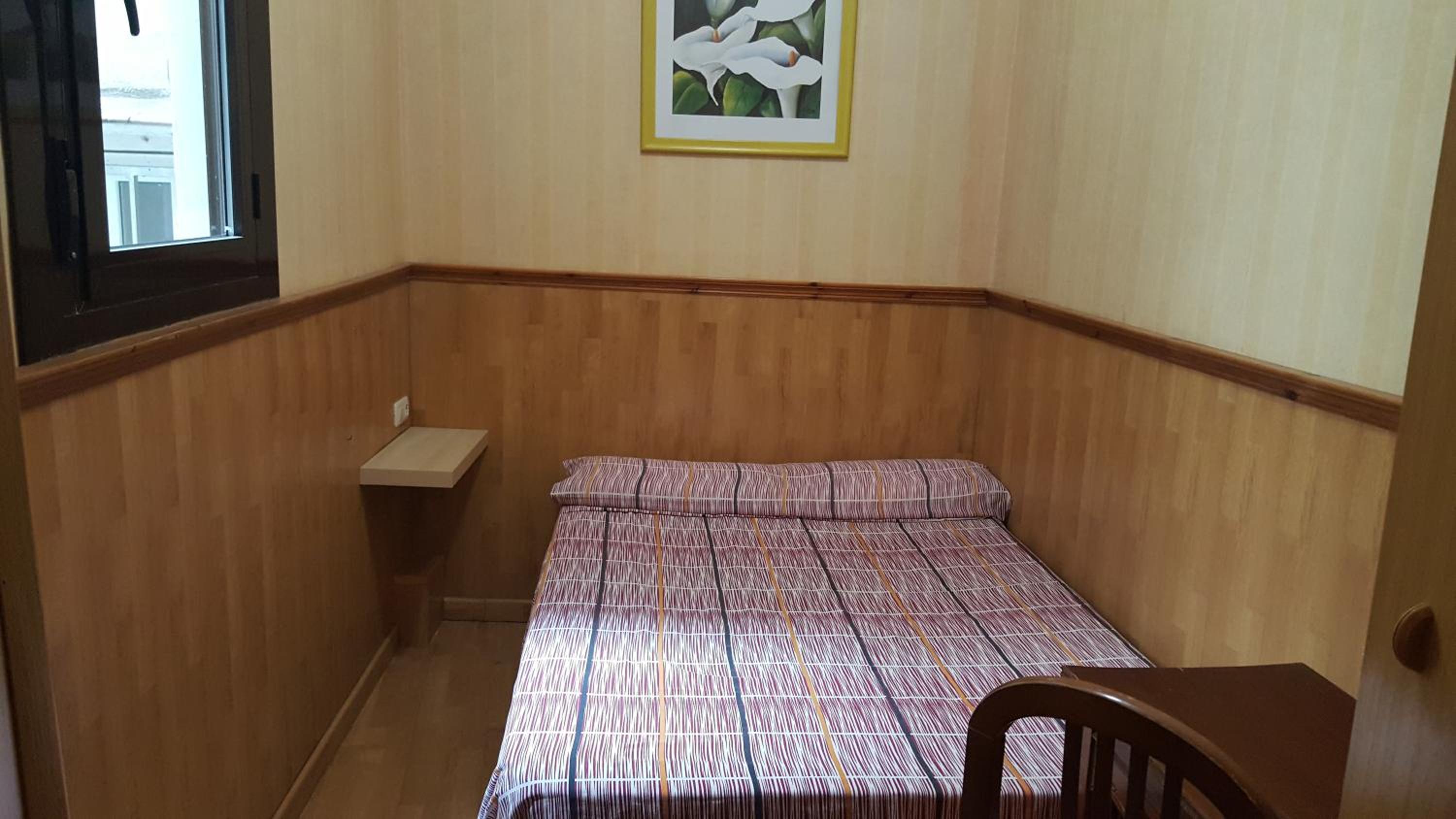 Economy Double Room with Shared Bathroom with no views photo 3