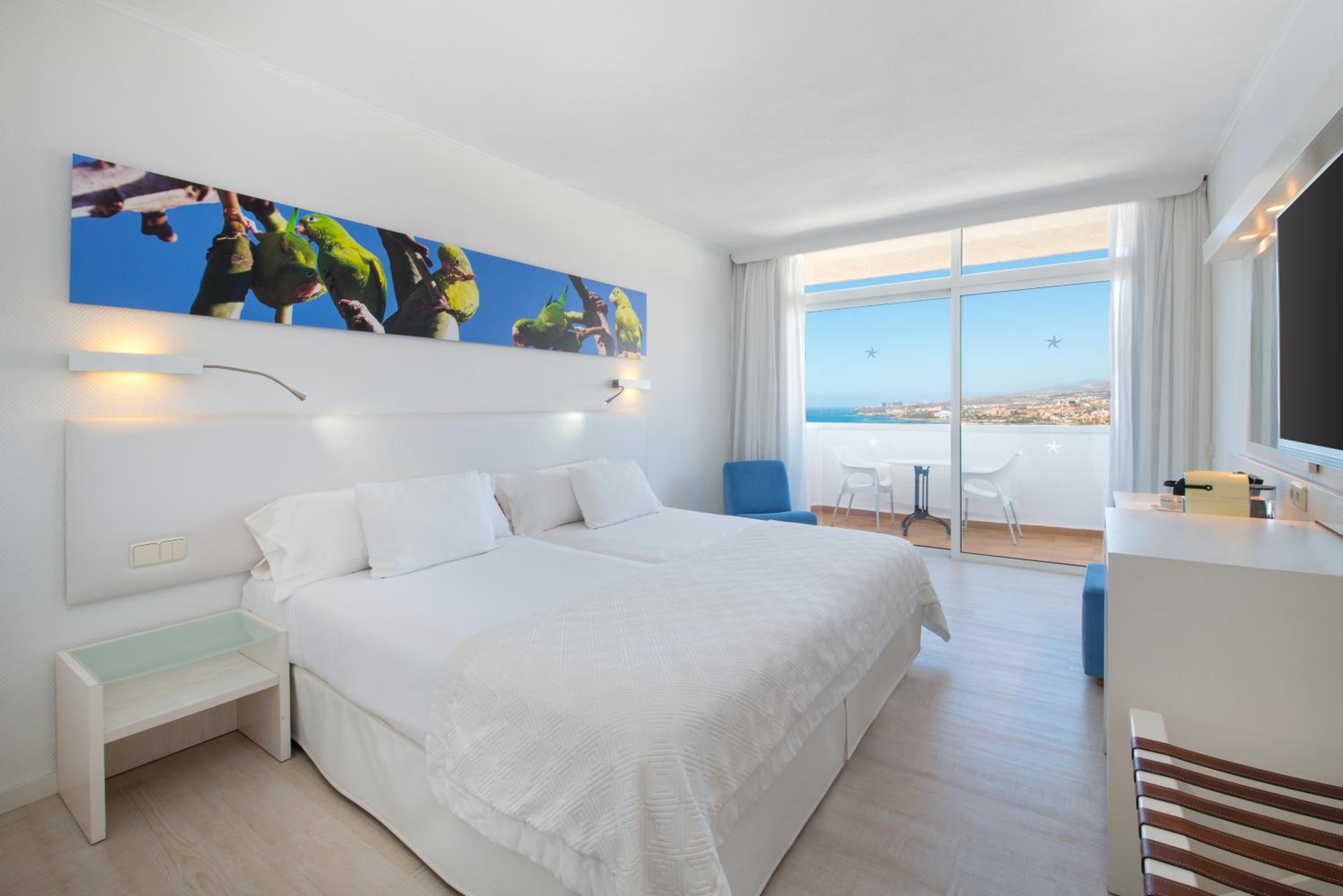 Habitación Doble Star Prestige con Vistas Laterales al Mar y Acceso al Salón Ejecutivo